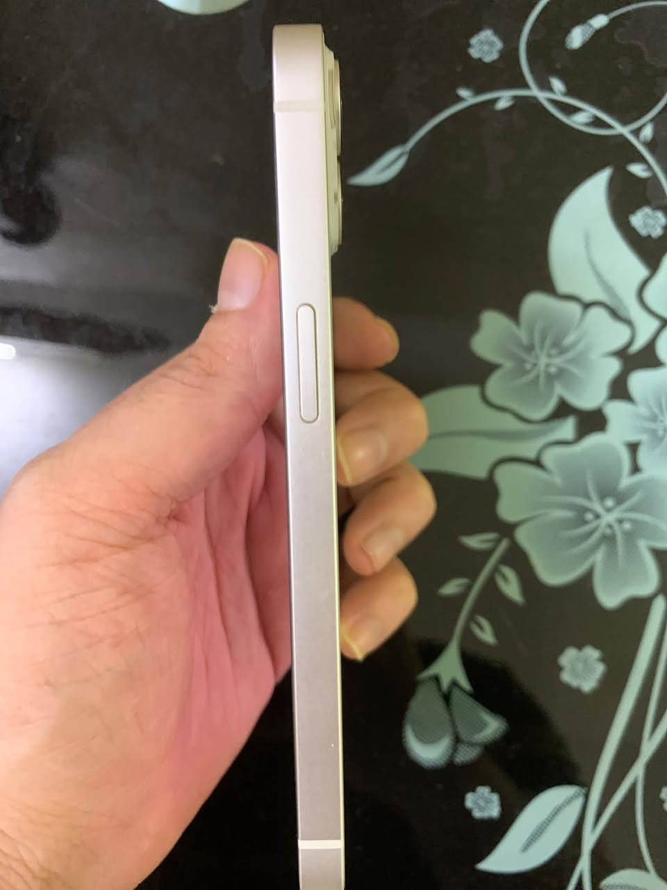 🔥 للبيع iPhone 13 عادي 

📱 iPhone 13 | سعة 128GB | تك سيم
🔋 البطارية 100% أصلية، وما مصعدة ولا مستبدلة
✅ ما بي أي قطعة مستبدلة
🔒 الجهاز ما مفتوح نهائياً
📦 ويا الكارتونة
✨ الجهاز نظيف وحالته ممتازة جداً

الجهاز عندي من **أسبوع ** والفحص موجود السعر: 525 ألف — وبي مجال بسيط

نص مكتوب في الصور:
- HD RES 30 إطارات حركة بطيئة سينمائي فيديو
- ٢:٠٤
- حول
- الاسم
- iPhone
- إصدار iOS
- 26.6.2
- اسم الطراز
- iPhone 13
- رقم الطراز
- MLND3J/A
- الرقم التسلسلي
- QV2W3K59TM
- انتهت صلاحية التغطية
- الأغاني
- الفيديوهات