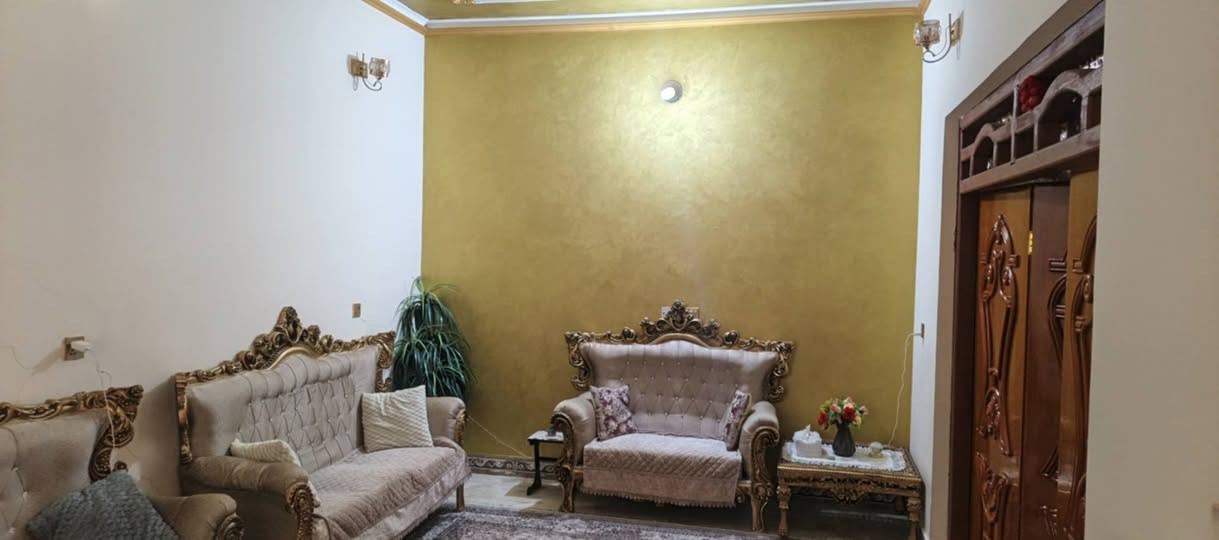 مساحه 200بناء صاله سبع سنوات بيت نضيف كلش استقبال ثنين وصاله وحمام خارجي وداخلي مطبخ وغرفتين ارضيها كلها مرمر سعر 340وبيه مجال مستعجل علئ بيع  موقع موحيه قرب صيدليه جبل رقم الهاتف  *********** بي وتساب
