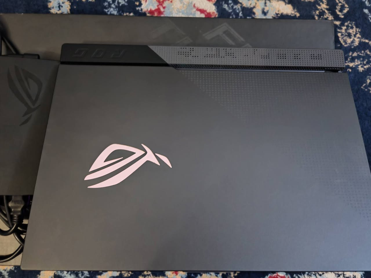 للبيع لابتوب كيمنك ايسوس روج سترايكس ج15 وكالة خليجي اصلي
ASUS ROG Strix G15 (G513QR) Middle East

بحالة ممتازة (استخدام قليل ونظيف جداً) مع كافة ملحقاته الأصلية والكرتونة الكاملة.

المواصفات:
المعالج (CPU): 
AMD Ryzen 7 5800H 
(8 أنوية / 16 ثردز أداء قوي جداً).

كارت الشاشة (GPU): 
NVIDIA GeForce RTX 3070 
بسعة 8GB VRAM وكامل سحب للطاقة 130+ واط (يقبل تشغيل أحدث الألعاب والبرامج الثقيلة بأعلى إعدادات).

الذاكرة العشوائية (RAM): 
16GB DDR4 (8GB x 2) 3200 MT/s.

التخزين (SSD): 
1TB M.2 NVMe PCIe High-Speed SSD.

الشاشة (Display): 15.6 بوصة FHD بتردد عالي 300 هرتز وزوايا رؤية واسعة (WV).

البطارية: 4Cell اربع خلايا بسعة عملاقة 90Wh تدوم لساعات عمل أطول.

الكيبورد: عربي/إنكليزي مدمج أصلي من المصنع.

الاتصال والمنافذ: 
Wi-Fi 6 + Bluetooth، 
منافذ 
USB 3.2 Type-A (x3)، 
منفذ 
USB 3.2 Type-C،
و
HDMI 2.0b
يدعم ربط شاشة خارجية مباشر مع كارت الشاشة بأستخدام Type-C. 
وشاحن كيبل أصلية نوع الشرق الاوسط/بريطاني
(Middle East/UK).

الأداء واستخدامات الجهاز:

الألعاب (Gaming): يشغل جميع ألعاب الـ AAA (مثل Cyberpunk, COD Warzone, Red Dead 2, GTA V) على أعلى دقة وقوة فريمات عالية بفضل كارت RTX 3070 المعزز بالذكاء الاصطناعي وتقنية DLSS وRay Tracing.

العمل الاحترافي (Workstation): ممتاز جداً لصناع المحتوى، المونتاج وتحرير الفيديو (Premier / DaVinci)، التصميم المعماري وثلاثي الأبعاد (Autocad, Blender, 3ds Max)، والبرمجة.

المرفقات وحالة الجهاز:
الحالة: نظيف جداً خالي من العيوب، يعمل بكفاءة 100%.

الملحقات: الشاحن الأصلي + كيبل + الكرتونة الأصلية يعني كافة الملحقات ويا.

السعر: 1,600,000 / واحد مليون و600 الف دينار.

المكان: بغداد الغدير ويوجد توصيل بغداد مجانا والمحافظات 10 الف.

للتواصل الخاص او الهاتف: ***********
