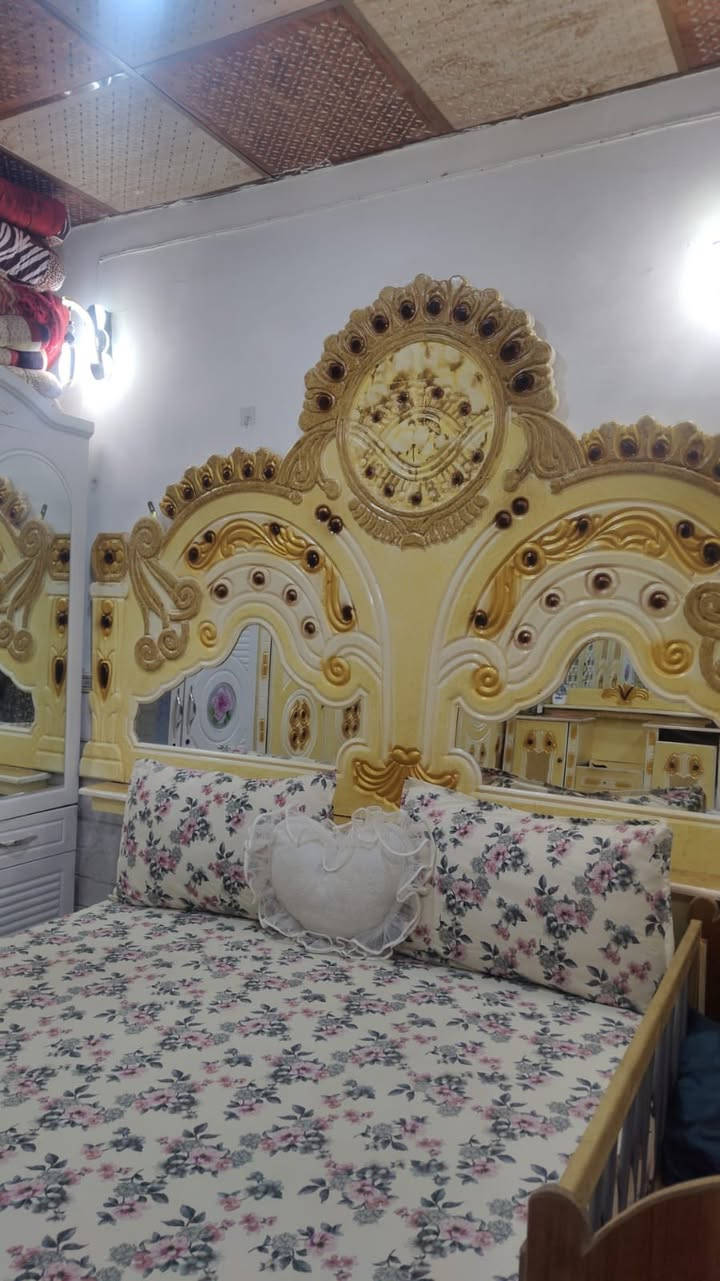 السلام عليكم غرفه اخشاب عراقي كامله مع الملحقات جديده نظيفه مستخدم شي قليل تقريباً سنه  الهاتف : ***********
