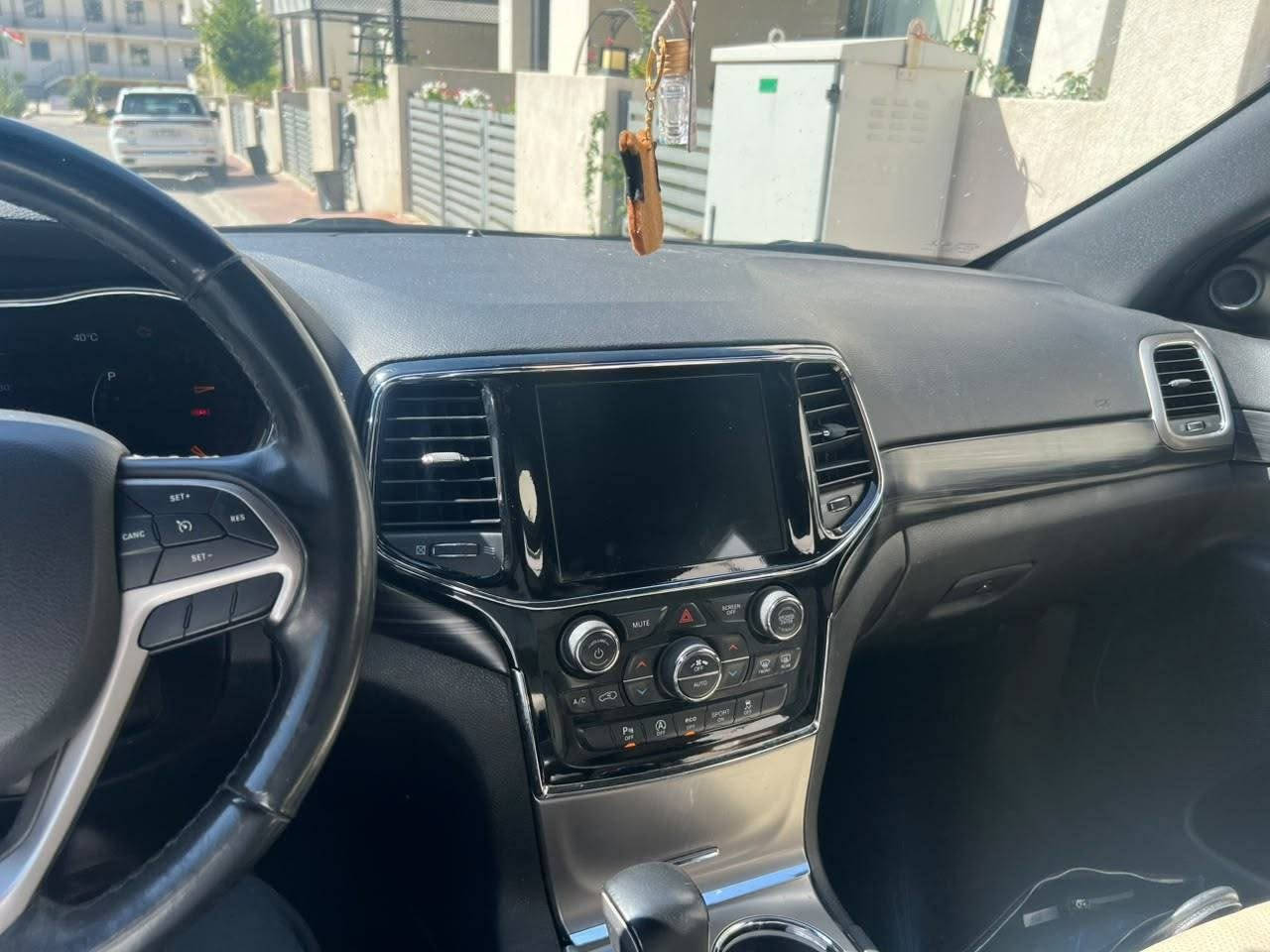 جیب گراند چیرۆکی 2019 
سپی بەفری 4WD
تەنها 50 هەزار ڕۆشتووە
سەیارەی ماڵی خۆمەو یەک دەستە 
مواسەفات ناوکرێمی، کوشن جڵد، کوشن کارەبایی،شەغال، بەسمە، دوو دەرگا بەسمە،
 ئۆتۆ هۆڵد و ئۆتۆ ستۆپ، شاشە گەورە،کامێرا،
 ڕادار،ئاوێنە فۆتۆ و Assist وە دژە فول، حاسە، دەبڵ ئەکسل، تەبرید دەبڵزۆن 
 تەبرید مەرکەزی ٤ مۆدی لێخوڕی هەیە
‏Sport، Eco، Auto ،manual سیتمی ئۆفرۆد،کاڕپلەی،ڤۆلیۆم و تەحدیدسورعە، تەلەفۆن،لیدی ناوەوە،تراکشن و دژەخلیسک
زۆر مواسەفاتی تر..……

 سعر ٢٣٣ 

زۆر تازە و جوان ماوەتەوە 
بێدەعم و لێدران، ڕەقەم شەنسیم داناوە
زۆر پاک و تازەیە 
٢ پەڵەی بچوک بۆیاخی هەیە لای خۆمان بووە 
سپێری دانەگیراوە

ژمارەی خاوەنی 
***********
*********** السليمانية, العراق
