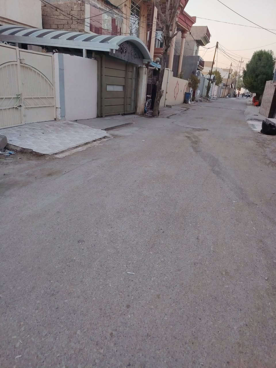 دار للبيع المساحه ١٦٠ سند ٢٥ المكان حي معلمين خلف الجامع شارع أبو نيران بل زاعي يتكون الطابق الأول من استقبال ومطبخ و صاله وغرفه نوم وحده وصحيات وطابق يتكون من غرفتين نوم وبيتونه السعر ١٣٥ وبي مجال الاستفسار على هذا الرقم ***********
