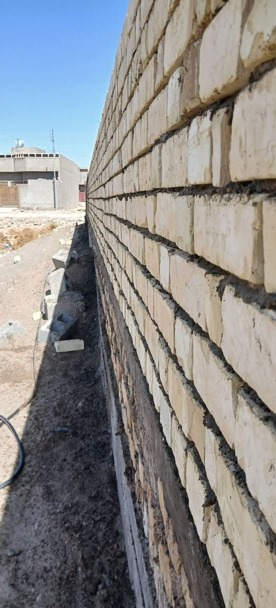عروض مكتب العبيدي للبناء للمقاولات العامه
بناء 👷‍♂️ 🚧 🏘- هدم الدور والمباني 
سعر المتر تسليم مفتاح 🔑 ب(400)ألف للمتر 
سعر هيكل 🏗️ درجة اولى  (200)الف للمتر
سعر المتر بناء بلوك ب 350 الف 
                                    (العمل نقد و ب التقسيط و بأنسبا لاسعار وأجود الموادالمستعمله في البناء)
هيكل طابوق اصفر ذرعة سقف 
-------------------------------
المواصفات و طرق العمل 
1- تهيئة الارض ورفع الانقاض + فرش جلمود و سبيس نوع النباعي مع الحدل الممتاز
واذا كان بيت قديم يتم ✔️ تفليش الدار و  رفع الأنقاض وتنظيف الارض ووتجهيزها للبناء 
2-استخدام المبيدات ضد حشرة (الارضة) + فرش طبقة من النايلون الزراعي السميك.
3-عمل المجاري من نوع الامل الشريف المصري 
4-اساس نوع رفت بارتفاع 40 سم مسلح بواقع شبكتين بحديد ff العراقي او سابك السعودي او ماس او van او med مع عمل جسور بقطر 16 ملم تحت جميع الجدران 
5- كونكريت مركزي c35 من شركات معتمدة محلياً و خاضع للفحص اوصب موقعي 
6- عمل بادلو (بتلو) بارتفاع  10 سم او 15و البناء بالطابوق الاصفر من معامل النهروان الخاضع للفحص و قليل الاملاح 
7- ارتفاع البناء لكل طابق 350 سم . 
8- عمل سقف كونكريت بسمك 20 سم مسلح شبكتين بحديد قطر 12 ملم مع عمل جسور ( رباطات) على جميع الجدران و بارتفاع (30) سم .. يصير مجموع الارتفاع 340 - 350 سم
9-بناء بيتونة بارتفاع 3 متر مع اضافة مردات ماء 
10- تنظيف الموقع و رفع الأنقاض 

***********

***********
