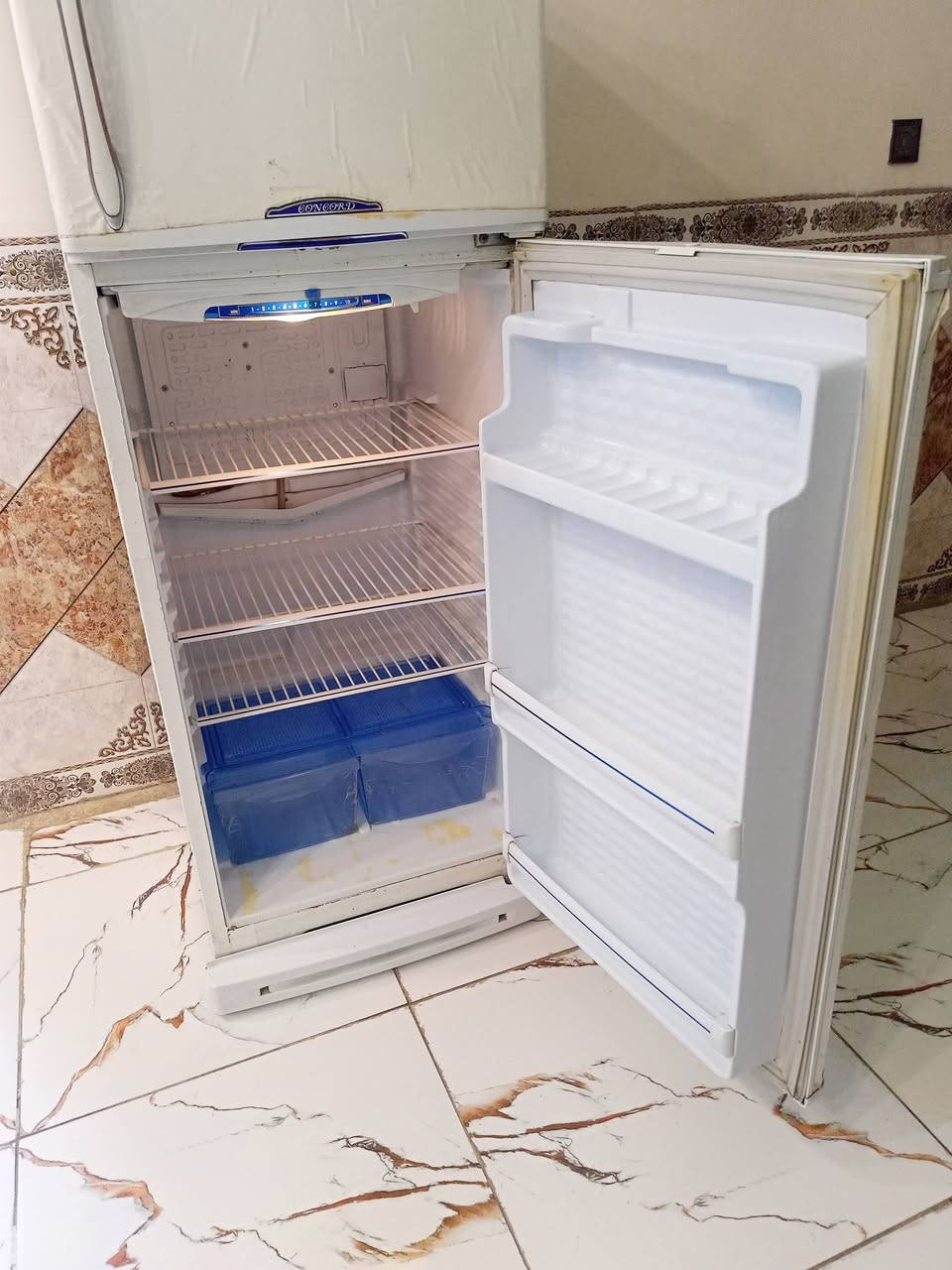 ثلاجه • نضيفه • موتور جديد