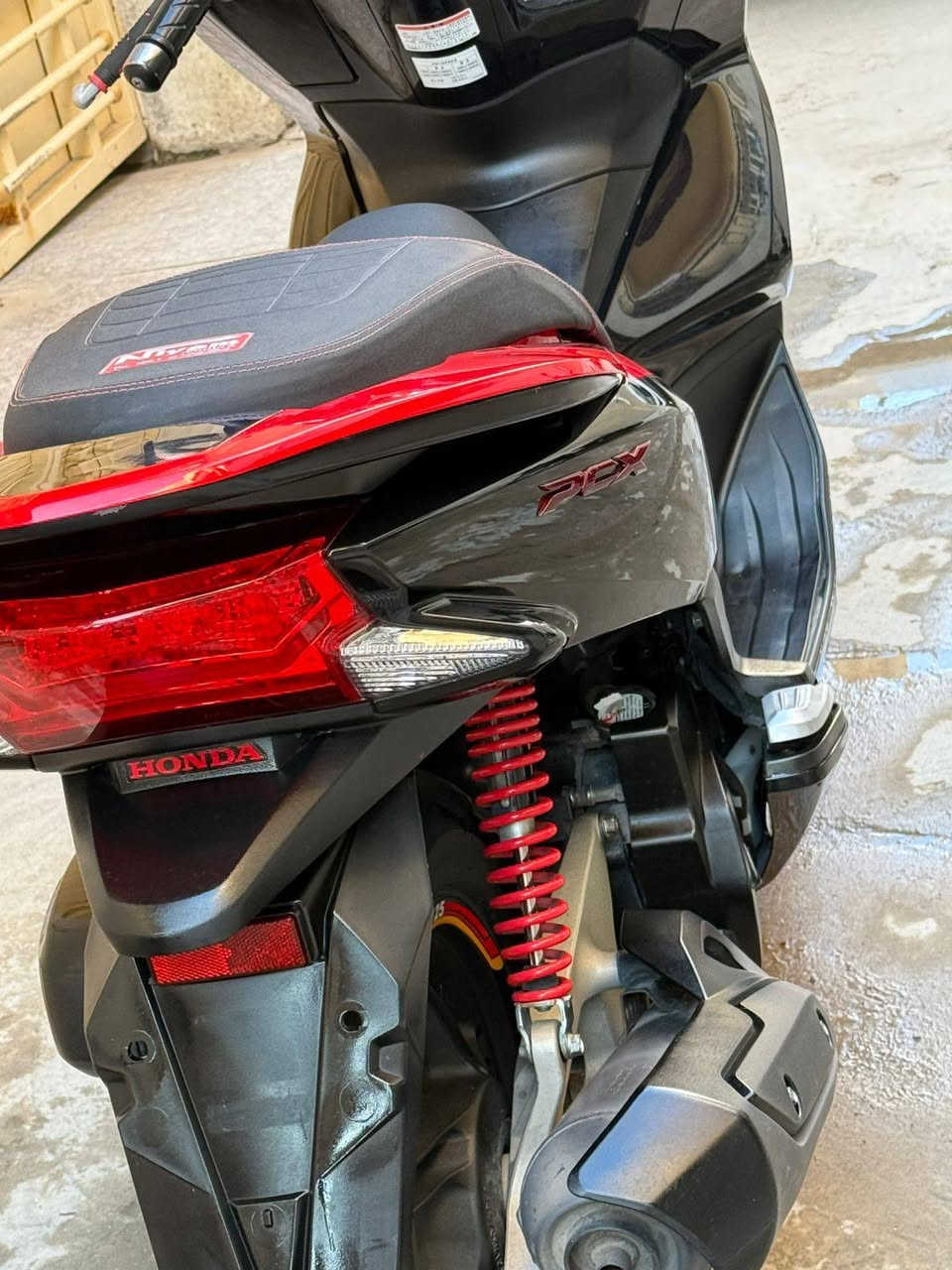 PCX جيل الثاني ياباني 
السعر 12 ورقه ونص وبيها مجال قليل 
ستان كهربا اوتو ستوب بدون اي نواقص كامله فقط خيط تبخير كلش قليل . مكانها بغداد الكاظميه للاستفسار فقط
واتساب : ***********
