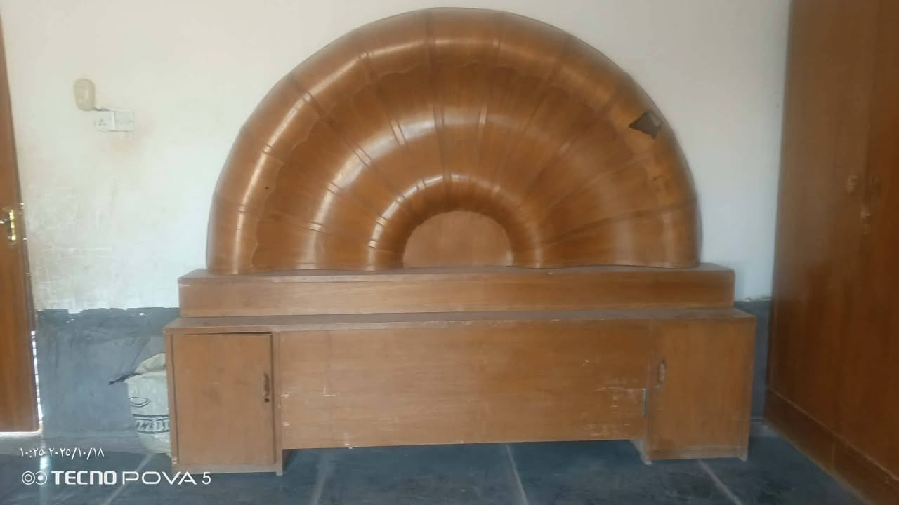 للبيع غرفه خشاب نقص جربايه  السعر ٣٠٠ وبيها مجال العنوان الديوانية المركز *********** مع بوفيه

نص مكتوب في الصور:
- ١٠:٢٦ ٢٠٢٥/١٠/١٨
- TECNO POVA 5
- ١٠:٢٥ ٢٠٢٥/١٠/١٨
- ١٠:٢٧ ٢٠٢٥/١٠/١٨