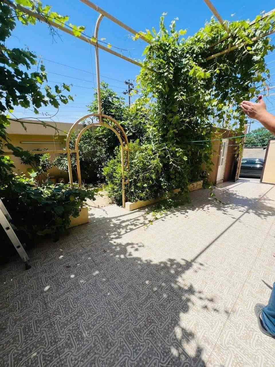 🏡 دار ركن للبيع + 5 محلات مؤجرة 🏡
الموقع: حي الملايين الأولى - قرب جامع الحسنين.
 المساحة: 403 م² (واجهة 15 م ركن).
 السند: بستان ملك صرف.
 الوارد: 5 محلات تجارية مؤجرة بـ (625 ألف شهرياً) 💵.
📌 تفاصيل البناء (طابقين):
 الأول: 3 غرف نوم، استقبال، هول، مطبخ، صحيات، كراج، حديقة.
 الثاني: 3 غرف نوم، هول، صحيات، بيتونة.
📞 للاستفسار:
*********** | ***********
