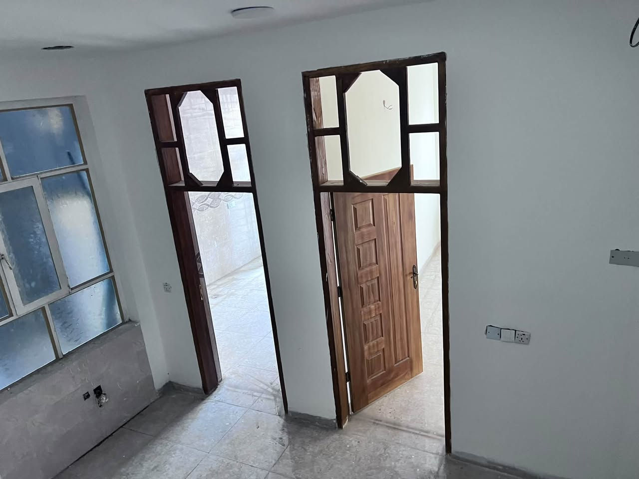 سلام عليكم بيت الايجار مساحته 150متر بيت نظيف جدا غير مسكون سابقنا طابقين يتكون من صاله ومطبخ وكلدور وغرف نوم عدد   4  
كافت خدمات موجوده 
العنوان حله شارع 80خلف بانزين خانه 
      مال اضواء بابل ثاني فرع 
            للاستفسار اكثىر مراجعت 

 مكتب بهاء الجشعمي 
        
        العنوان حله شارع 100قرب جسر المشاه 
او
لاتصال على الرقم التالي 
***********
