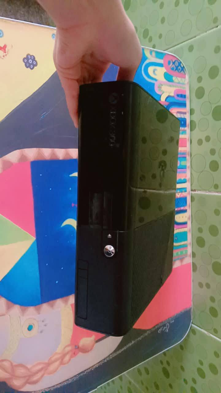 اكس بوكس 360سوبر سلم نضام اورورا نضيف 100% كامل ملحقات مع جويستكات 3 واحده بلوتوث مع بطاريه و 2 ام الواير و محوله جديده ب كارتونه مع هارد بيه 109العاب قويه منها فيفا 24 و قراند و سيارات ال بلي ب كارتونه السعر 130قفل متوفر توصيل كافه محافضات ***********
