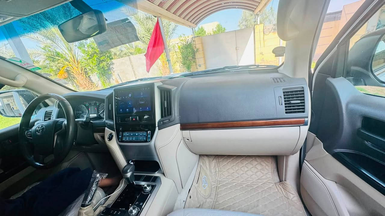 سلام عليكم للبيع لاندكروزر موديل ١٨
سيارة جديدة 
فول موصفات 
سيارة كارتون بل خير عل يشتري 
***********
