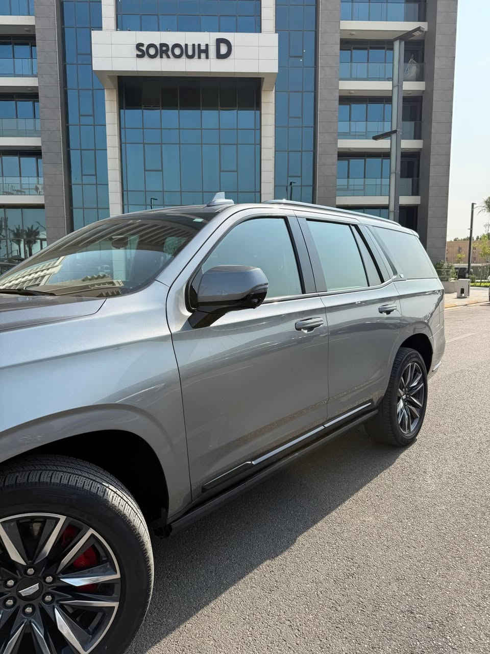 🛑 السلام عليكم 

للبيع 
Cadillac Escalade Sport 2022 
كديلاك اسكاليد سبورت 2022 
وارد امريكي ماشية 90 الف كيلو 
رقم بغداد بأسمي تحويل مباشر 
رقم جديد و هزة و سنوية جديدة 
كاصها من امريكا على ايدي مباشر 
محرك 8 سلندر 6.2 
حادثها بجم بدون دواخل
محرك ما مفتوح شرط بلادي 
 بنيد و جاملغ جهة السايق مبدل ومصبوغ فقط 
جاملغ عكس السايق معدل بارد بدون صبغ 
دواخل المحرك كلا على البلاد سيارة وصلت تمشي مابيها شي 
 ايرباك ستيرن و بردات فقط و مرجع سستم كامل
سيارة حلوة ونظيفة و كاملة مابيها نقص شرط الفحص 
مفولة مواصفات كامرات 360 درجة ، رادارات ، داتاشو ، كامرة بالمراية ، اوتو بارك ، سستم صوت 36 سماعة ، مساج ، بانوراما ، كشنات تدفئة تبريد ، شحن لاسلكي ، ابواب شفط و دوسة وبعد هوايه مواصفات 
شادلها تخم تايرات Pirelli جديد 
مكان السيارة بغداد - حي الجهاد - مجمع البروج السكني 
سعر مناسب جداً 

اتصال / ***********
