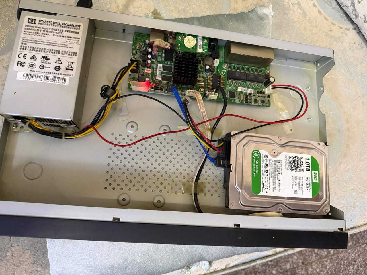 NVR هيكفيجن • ٨ كاميرات • هارد ١ تيرا