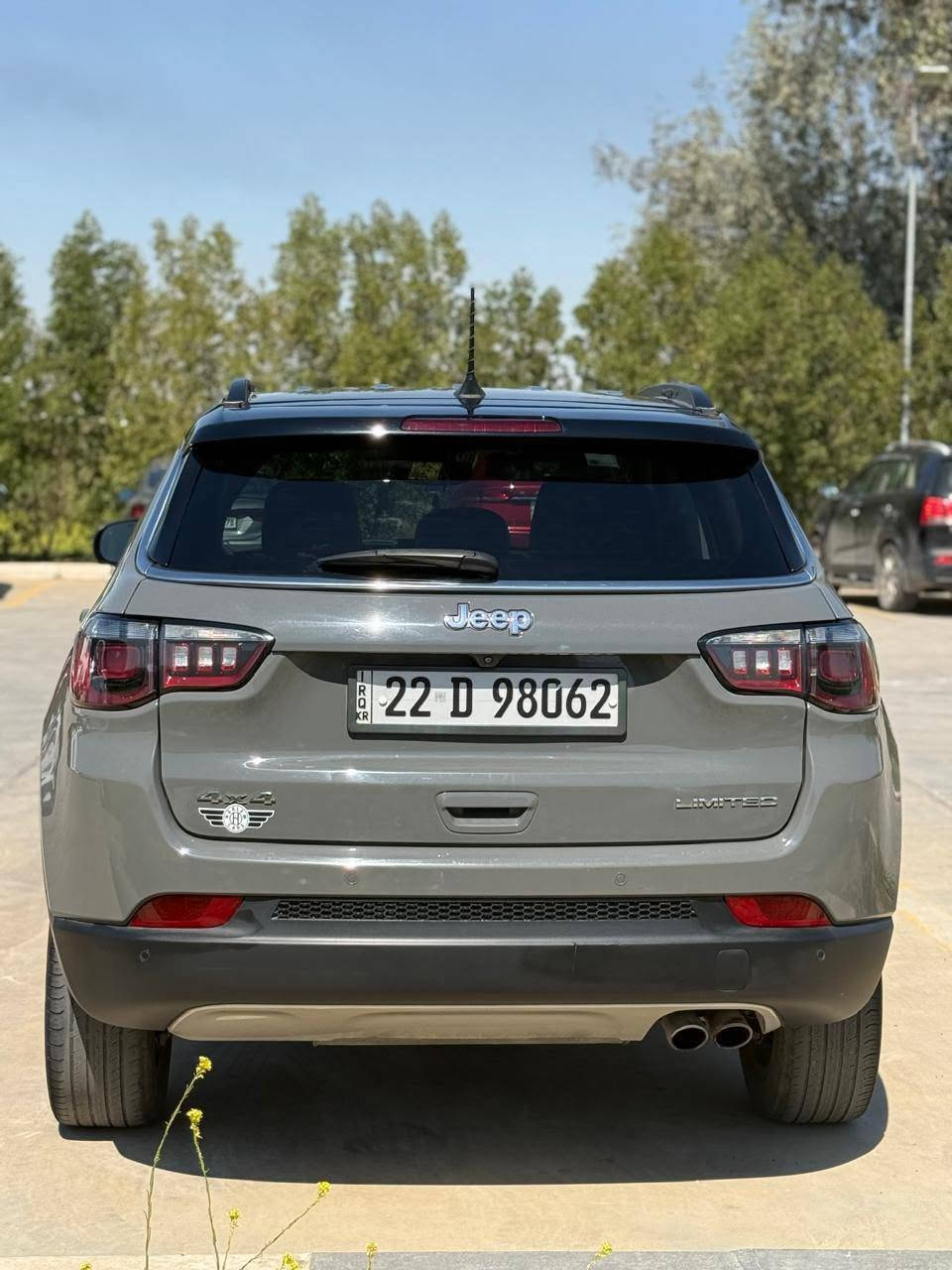 Jeep compass Limited 2022
فول مواصفات للأخير عدا الفتحة  ماشيه 70 الف فقط
• المحرك والأداء: محرك 2.4 لتر 4 سلندر، بقوة 180 حصان، وعزم دوران حوالي
• ناقل الحركة: أوتوماتيك 9 سرعات (دفع رباعي 4x4).
• التصميم الخارجي: سقف أسود بلادي (توين كلاور)، لايت زينون/ليد، ويل كروم.+سمنتي 
• المواصفات الداخلية والتقنية: شاشة كبيرة (10.1 بوصة) تعمل باللمس، نظام آبل كاربلاي/أندرويد أوتو، كشنات جلد (تدفئة/تبريد)، تشغيل عن بعد، بصمة.
• الأمان: رادار أمامي وجانبي، حساسات خلفية، كاميرا، وسائد هوائية متعددة.،+فور ويل يعني دبل اكسل بعد وهوايه مواصفات بيها سياره مكفوله من اي نواقص كله بشرط ضرر كلش خفيف فقط جملغ واحد اماني من جهة سائق  بدون اي ضرر داخلي بدون ارباك بدون تبديل بدون تعديل بدون شخوط  كله بشرط تايرات جديد سنوي هزة جديد
السيارة جديدة بمعنى الكلمة وبالواقع لونها بعد احلى من الصور وجاهزة 100%
 كل التفاصيل مذكورة بالكامل 
مكانها كركوك/رقم اربيل
*********** بي واتساب كركوك, العراق
