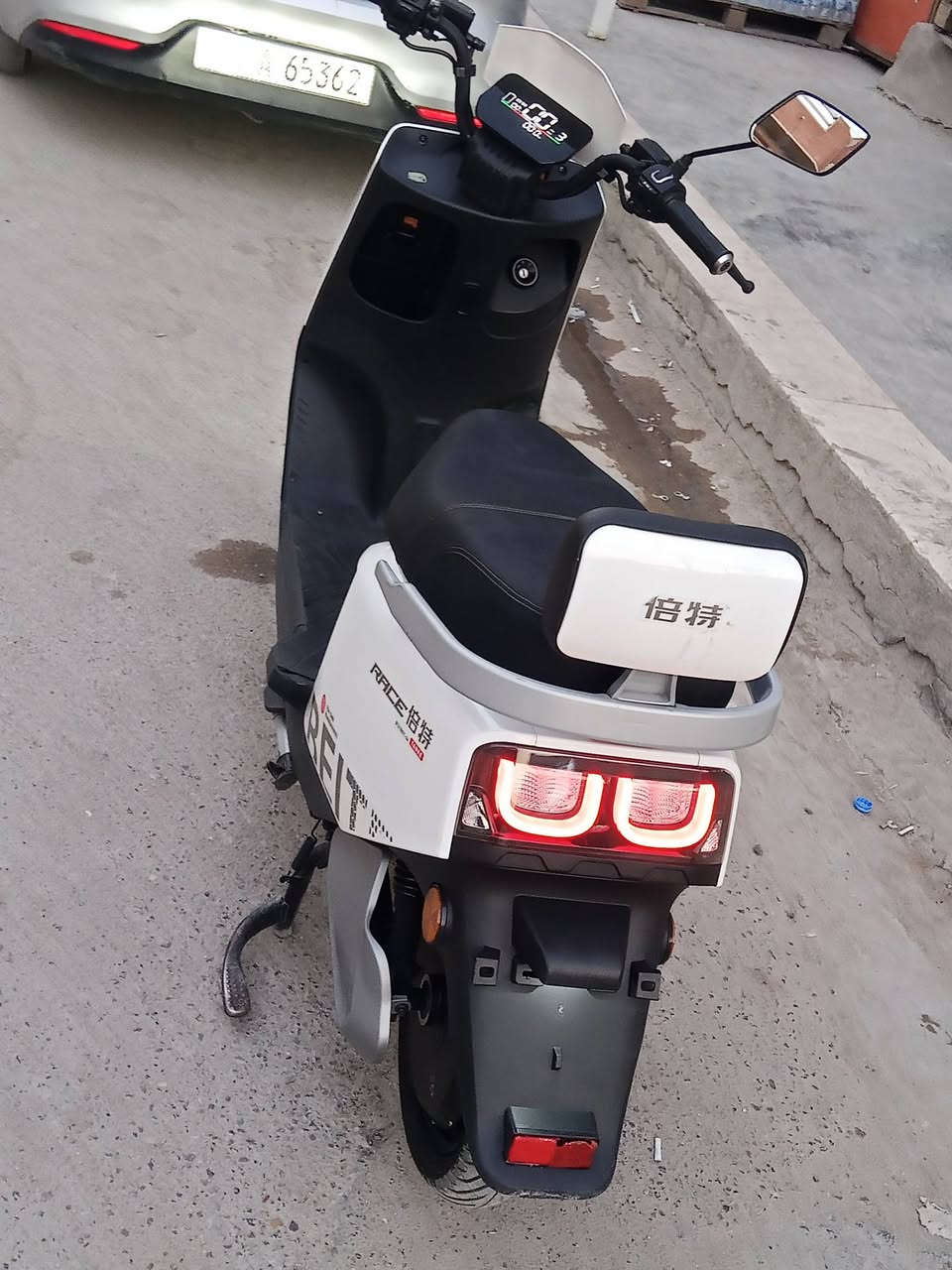 سلام عليكم 
دراجه للبيع نضيفه كلش جاهزة 

عدد البطاريات 6

ملف1500

عدد النمر 3

سرعته65

كلشي شغال

 سعره (550)وبيها مجال بسيط للشراي 

عنوان الاعلام حي الري رقم الهاتف
***********
