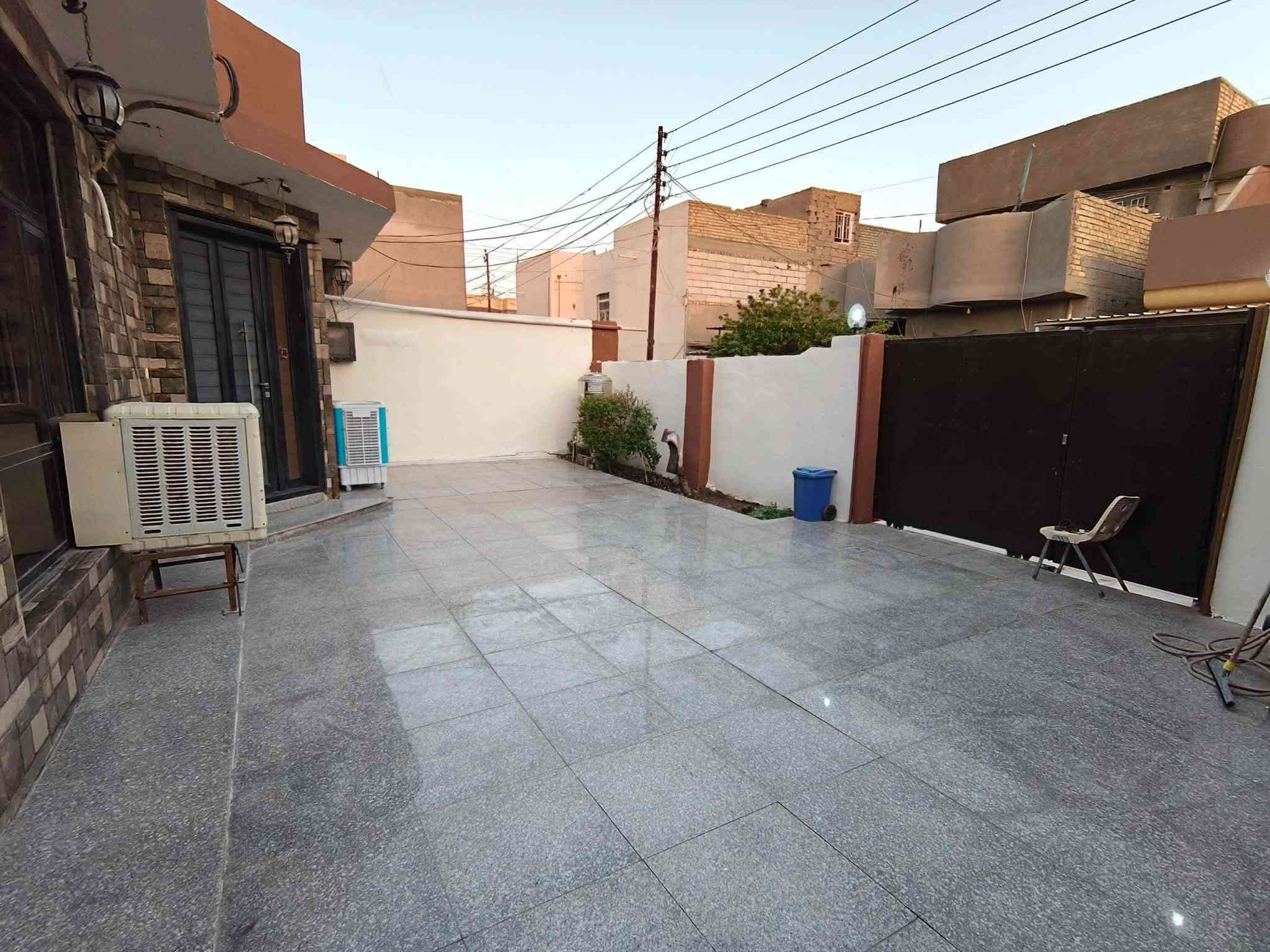 🏠 للبيع بيت سكني بمساحة 240 م² في الحصوه حي الانتصار

📐 الواجهة: 12 م
📏 النزال: 20 م
🧱 بناء طابوق جمهوري، سنة البناء 2016 رقم القطعه١٠/٥٠٦ 
✨ تفاصيل البيت:
*ارتفاع البناء عن الشارع تقريبا متر
* غرفة نوم رئيسية 4×5 م
* غرفة نوم أطفال 3×4 م
* استقبال 4×7 م
* مطبخ حار بارد
* مطبخ جاهز كامل ضمن البيت
*مجموهة صحيات خارجيه وداخليه
*الارضيه ٢٤٠م مطبك كرانيت
* شبابيك ألمنيوم وبيبان قاصه 
* السطح ايزوكام 
* سبلت توسوت تلاثه طن وسبلتين ثنين طن ضمن البيت

🏡 بيت مرتب ومتكامل ومناسب للسكن العائلي.
📞 للاستفسار والتفاصيل:***********     ***********
