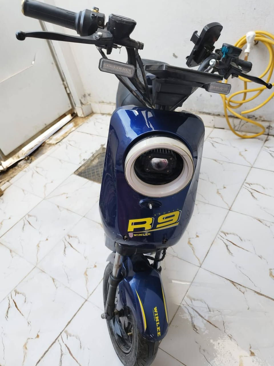 ​للبيع: دراجة شحن كهربائية موديل R9 WINLEE
الموديل: R9 (شركة WINLEE)  
​اللون: نيلي مميز مع خطوط صفراء  
​الحالة: ممتازة وجاهزة للاستخدام  
​أبرز المواصفات والمميزات:
​لايت أمامي دائري كبير متطور مع إضاءة إشارة حديثة  
​شاشة إلكترونية/عداد إلكتروني لعرض التفاصيل  
​حامل موبايل مثبت على المقود  
​مقعدين (مقعد رئيسي + مقعد خلفي) بتصميم مريح  
​ممتصات صدمات (دبلات) خلفية قوية  
​نظام فرامل هيدروليك (دسك) أمامي وخلفي  
​مساحة واسعة للقدمين مع جيب تخزين أمامي  
​السعر: 450 ألف (وبيه مجال للشراي الجاد) للتواصل ***********
