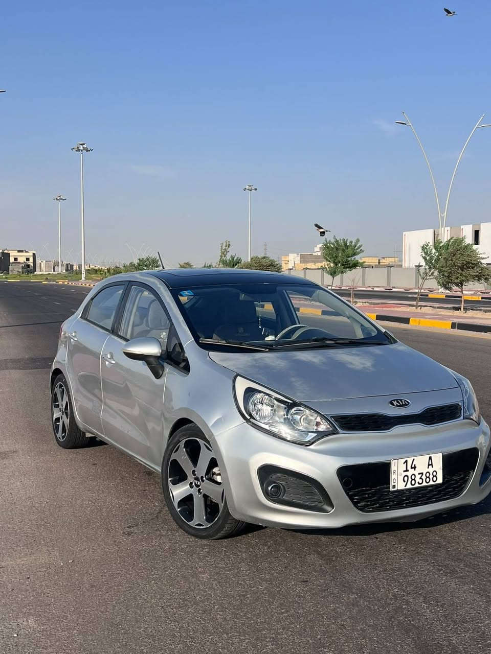 كيا ريو ٢٠١٤ لون سلفري مواصفات خليجي موديل ٢٠١٤..محرك ١٦٠٠.  رقم بصره ..المواصفات..شاشة وكاميرا..وحساسات خلفية بلاد..تحكمات ستيرن..فتحة سقف.. حدادية جديدة مكفوله من الضربه القويه بيها جراد والباقي شوف العين مكان السياره البصره القبله 
*********** 
السعر 85
