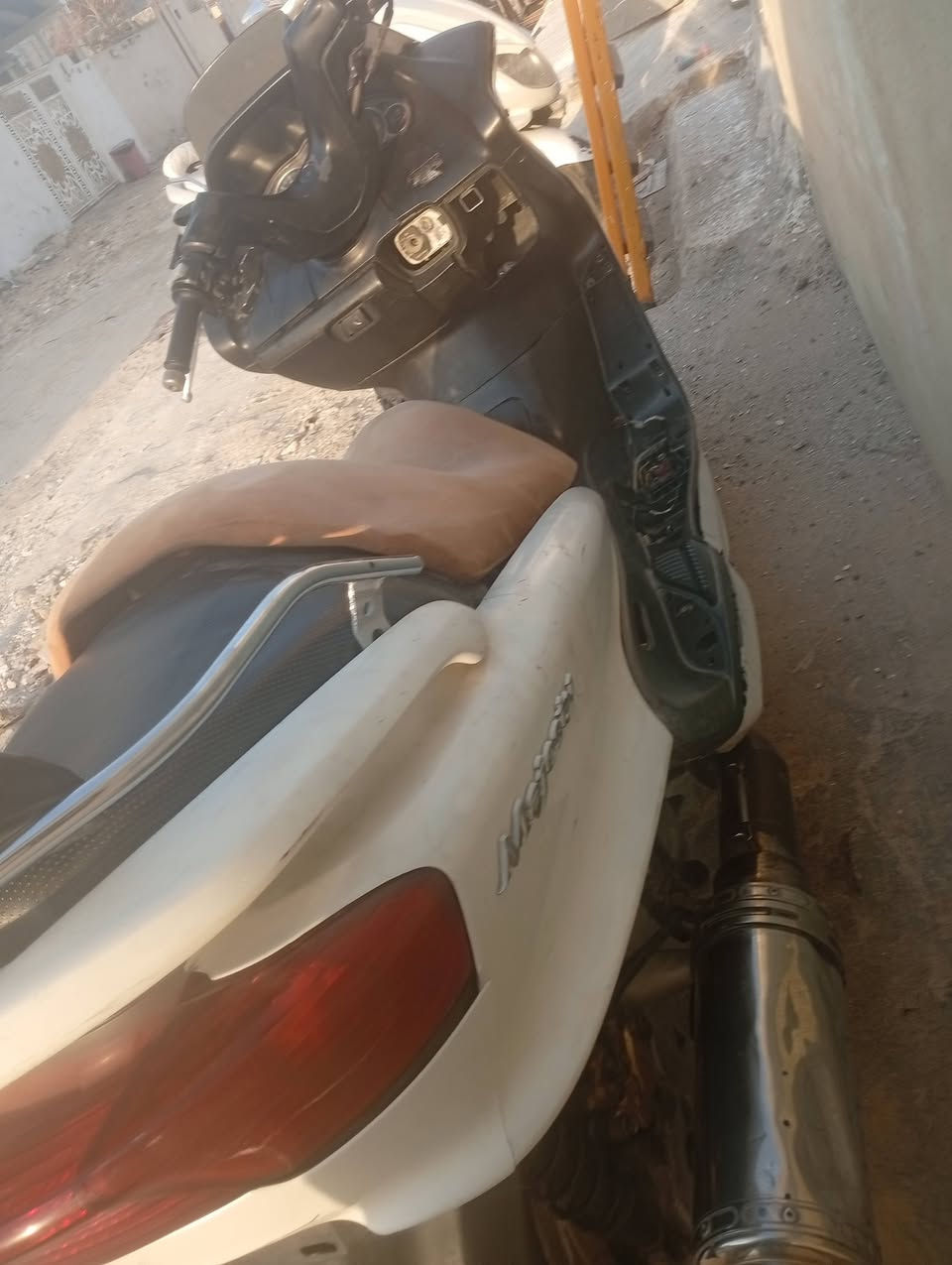 السلام عليكم ماجسته دبل رون كهربائيات كل شغاله لايت شاير هورن كفرات نظاف السرعه 160بريك أمامي وخلفي مكينه دراجه نظيفه لا تبخر ولا تنقص نقص سلف راجس سعر 30 ودكمه السلف عاطله الباقي كله كامله السعر 250وبيه مجال ومراوس همه ترهم حسب الاتفاق رقم بي واتساب ***********
