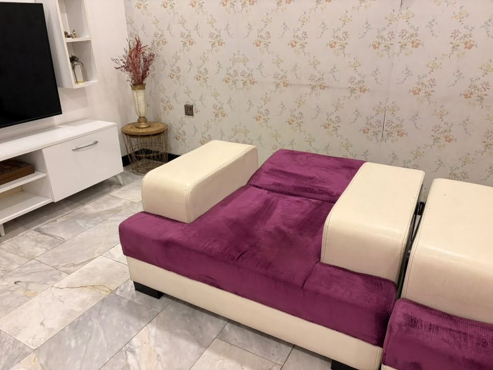 السلام عليكم .. 
تخم قنفات للبيع ١٠ مقاعد التخم 
كل القنفات تتحول سرير مثل ما موضح بالصور 
السعر : ٦٠٠ الف 
العنوان المنصور 
رقم الهاتف ***********
