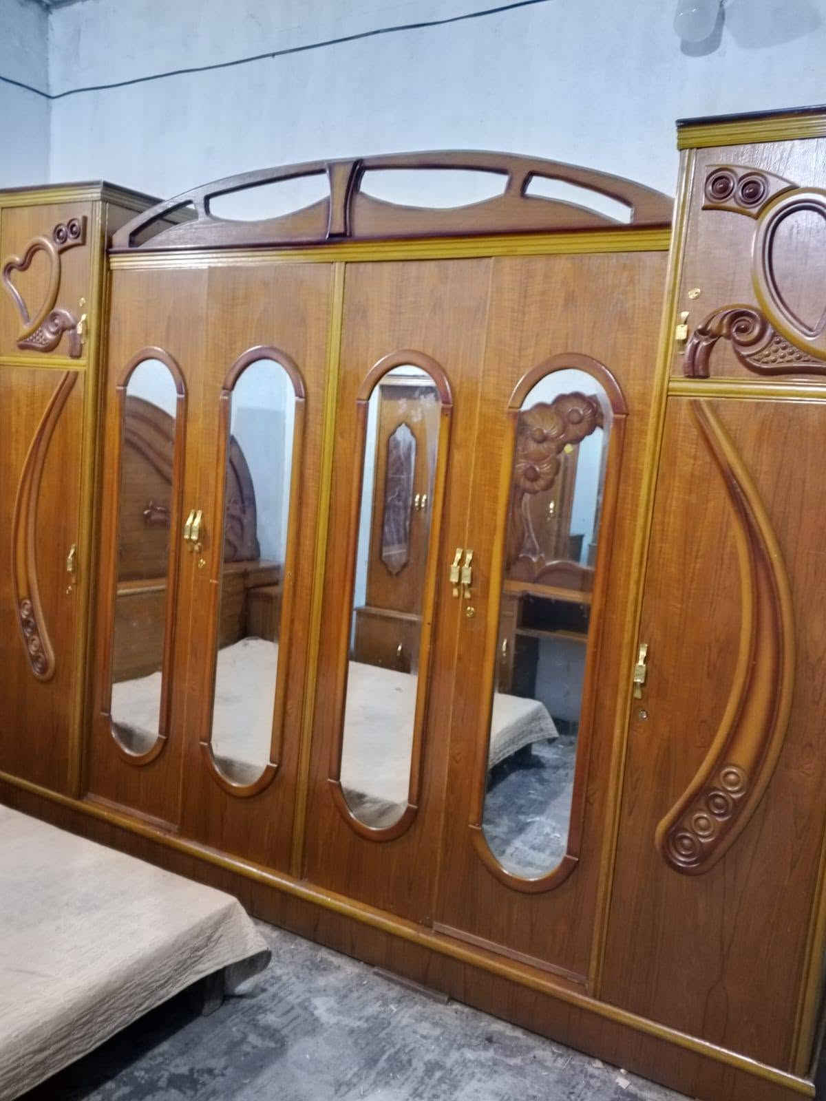 غرفة ست أبواب • صاج داخل وخارج • توصيل