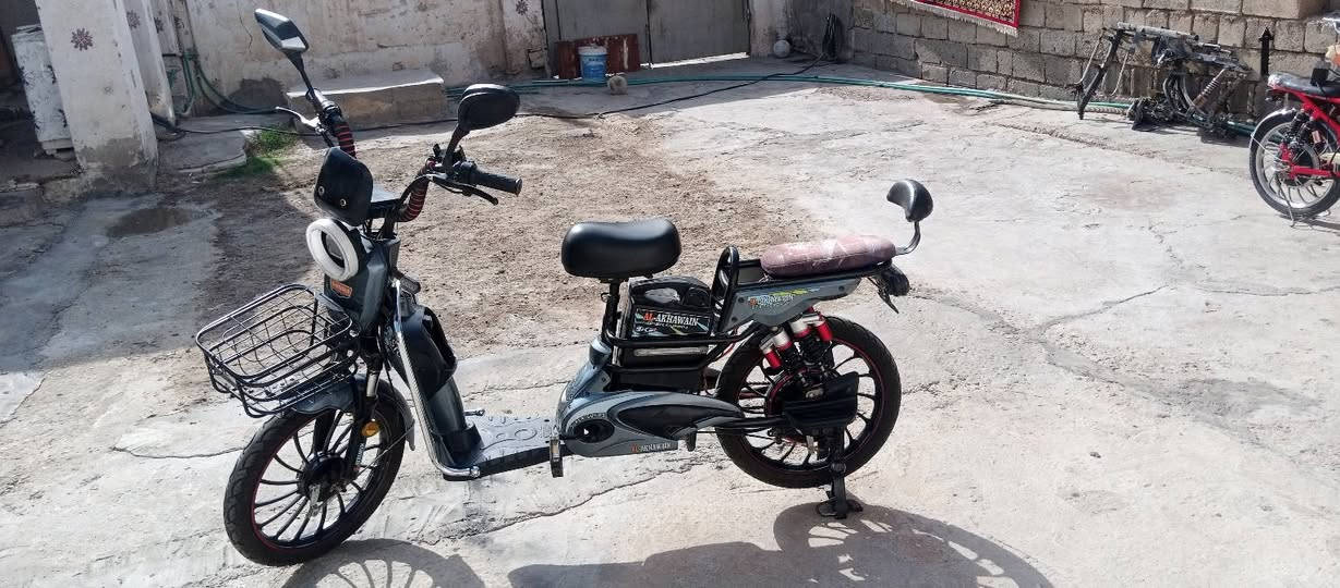 دراجه شحن حجم 20 نظيفه للبيع
الي مو شراي لايراسل
السعر 180 الف
كامله بس بيها 3 بطاريات مبدله مستخدمه 
عدد البطاريات 5
كهربائيات كلها شغاله 
العنوان الرمادي التاميم 
#هاتف .... ***********
