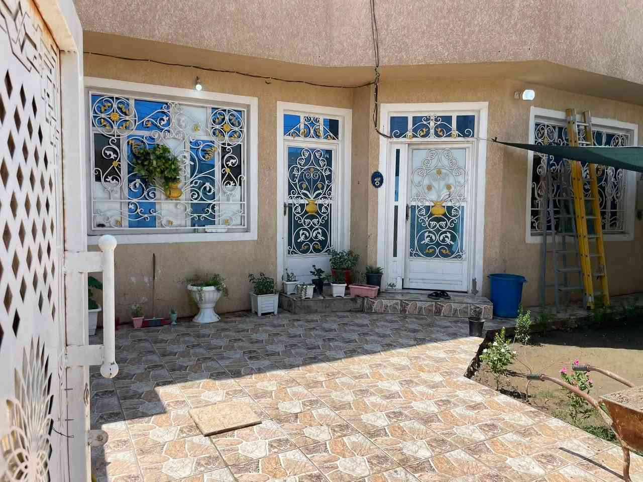 السلام عليكم اخوان  عندي بيت للإيجار الموقع حي العسكري شارع الكرينات مساحه 250؟يحتوي ع صاله وهول  وغرفتين نوم ومطبخ  بيت جديد وكلش نضيف  الاستفسار على هذا الرقم ***********

