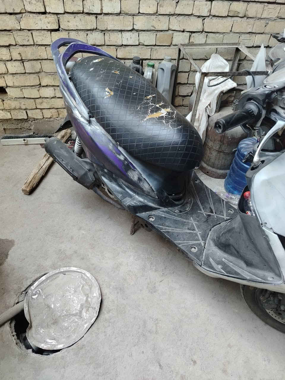 سلام عليكم دراجه سكنس ثعلب للبيع علا هاي الحطه شغاله وتمشي كلشي ما بيهى شغل واطلع وين ما تريد مال كراب مكاني بل مدينه الحبيبه يم وليد ابو الكص *********** السعر ٢٥٠ وبيهى مجال بصيط
