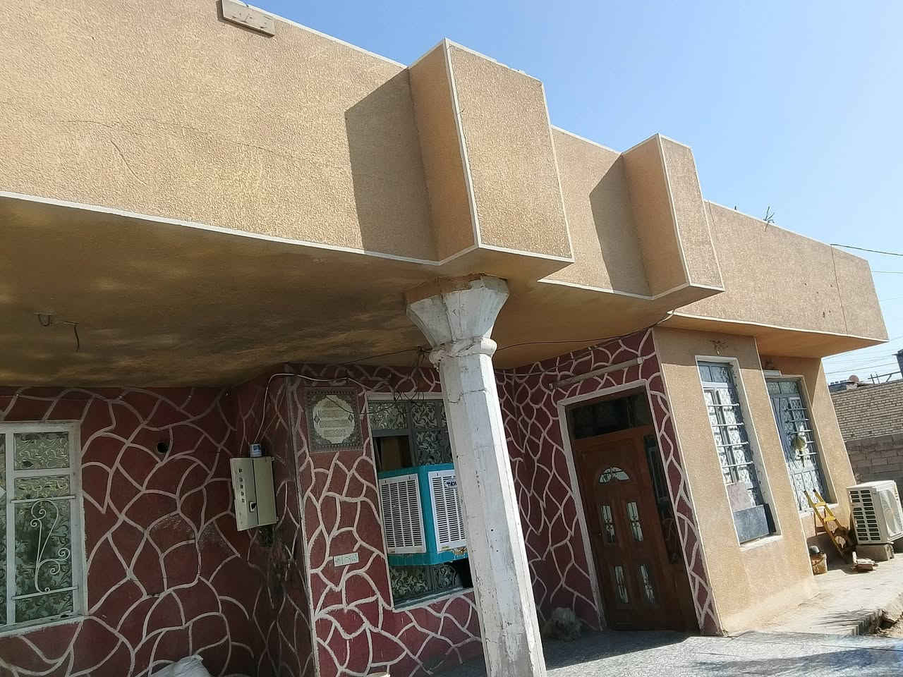 بيت للبيع أو مراوس حسب القناعه مساحة 300 متر استقبال كلدور هول صاله غرفتين نوم مطبخ ترك داير البيت صحيات داخليه وخارجيه مكان العريفيه خلف قصابه المصطفى ***********
