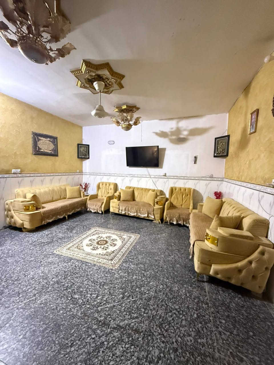 بيت للبيع مساحه 400 سند 25 يحتوي ع استقبال وهول وغرفتين ومطبخ حار وبارد وصحيات دخليه وخارجيه ويحتوي ع محل مكان البيت حله كريطعه مقابل سيطره الوزير
الاستفسار ***********
