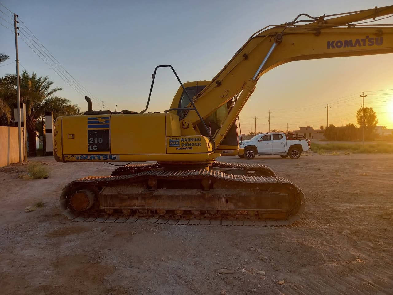 حفاره للبيع كوماتسو حجم 210Ls موديل 99 نضيفه وجاهزه للشغل مع جك فاركاوه 20 وكيله 60 اضافيه رقم اربيل مكانه الرمادي السعر 350 ورقه للاستفسار الاتصال على الأرقام التاليه ***********--- ***********
