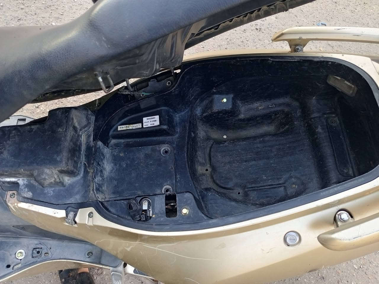 فورزة 06 لو ذهبي شغالة مكينة لاصرف ولاتبخير جنطة ابلادية باتري جديد بية نواقص بسيطة لايت امامي هورن كيلو متر كيج بانزين الكلج الخلفي صوت خفيف بس شغال مكاني بغداد زعفرانية السعر 350 مستعجل على للبيع او مراوس الاتصال ***********
