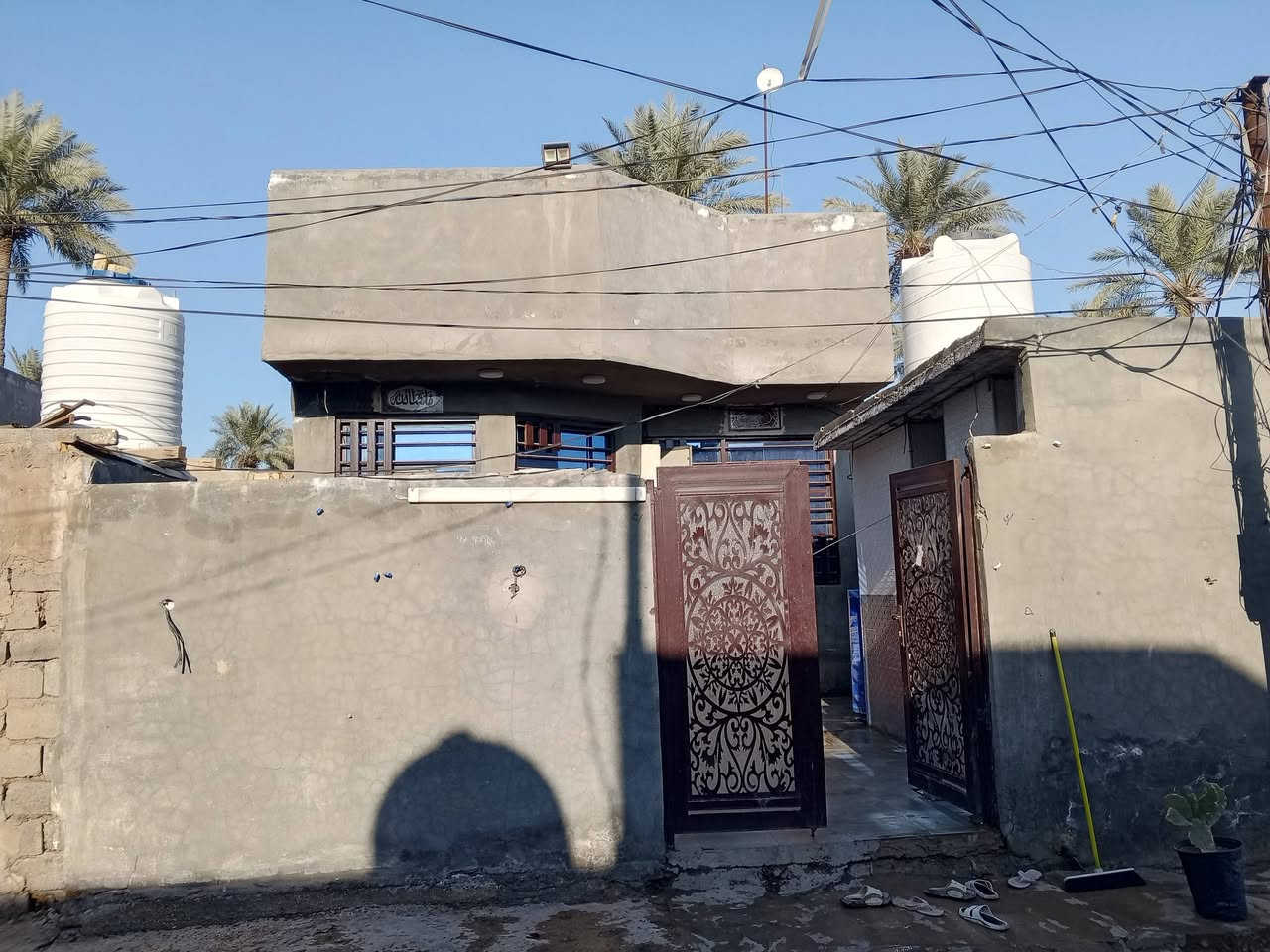 سلام عليكم بيت للبيع مساحه ١٤٠م قرب شارع ١٠٠ الاتصال على هذا رقم ***********او مرجعت مكتب بهاء الجشعمي قرب جسر المشات شارع ١٠٠ سند ٢٥طابو زراعي
