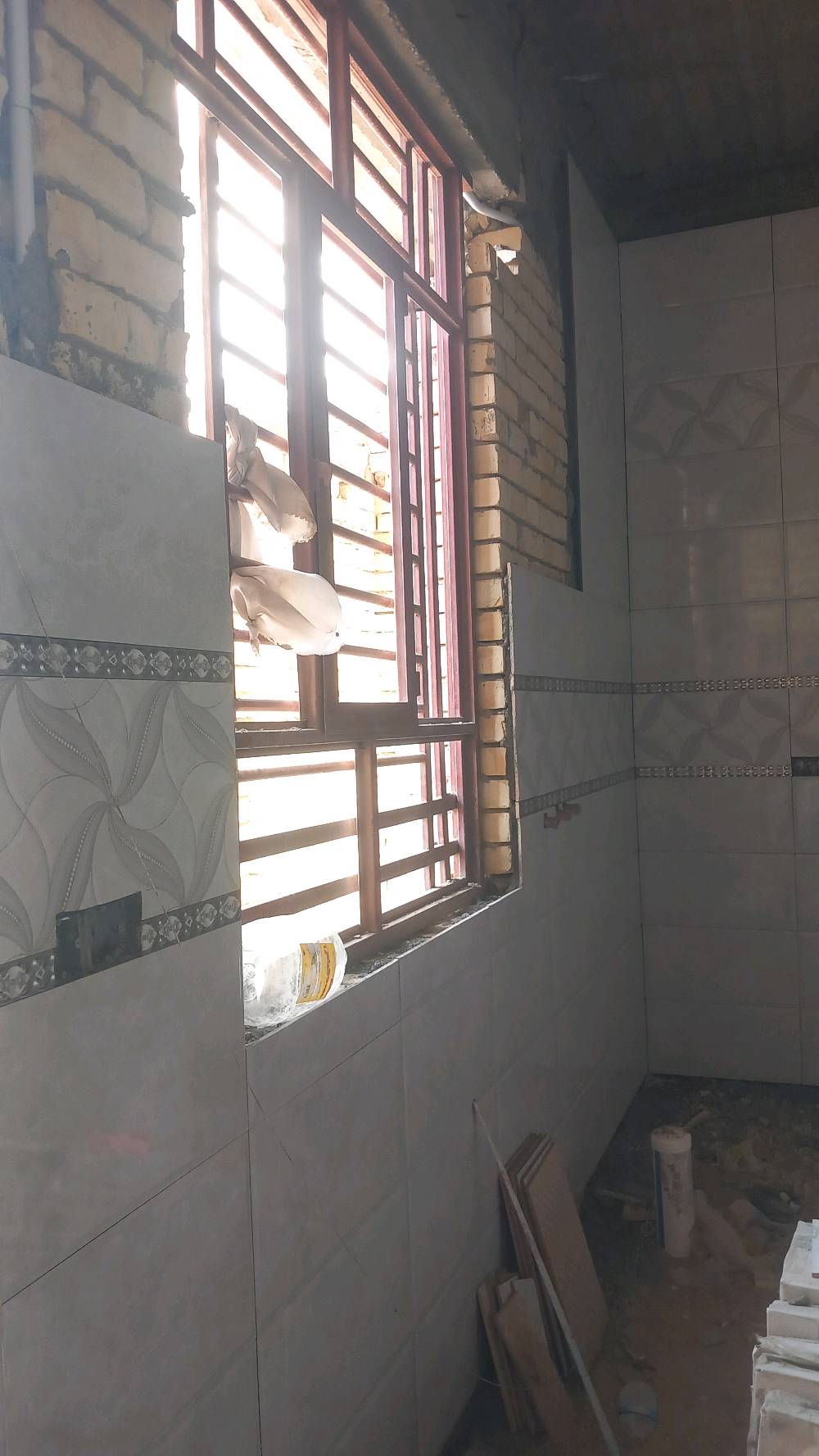 سلام عليكم إذا تريد ترمم بيتك او تبني بسعر مناسب ماعليك ان تتصل وبالخدمة كربلاء المقدسة وبمواصفات درجة ممتازه لبناء بيت ١٠٠متر هيكل  مسقف تكون التكلفة ٢٠مليون مع الأبواب والشبابيك اما بالنسبة لبناء هيكل مسقف بيت ١٥٠متر تكون التكلفة ٢٧ مليون أما بالنسبة لبناء بيت ٢٠٠ هيكل مسقف يشمل الأبواب والشبابيك ٣٣ مليون.       نعمل كرستة وعمل تسليم مفتاح والمدة حسب الاتفاق للتواصل ابو منتظر لعمل كافة أعمال البناء كربلاء المقدسة للتواصل اتصل على الرقم ***********