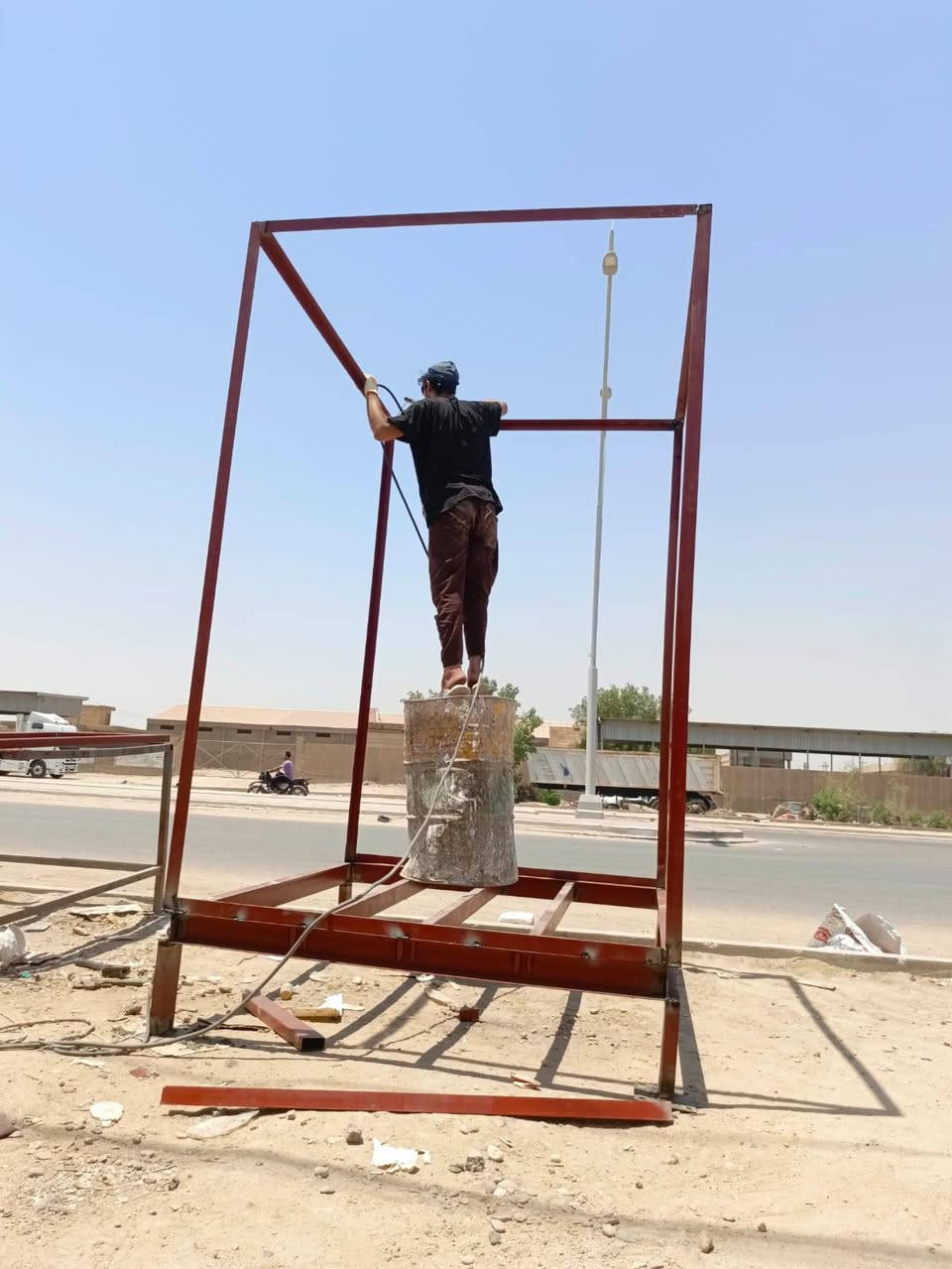 حدادة سيد عباس عمل داخل البصرة ( سقايف - سقايف كيسان - بيبان - شبابيك-كرفانات ) وجميع اعمال الحدادة  

***********
