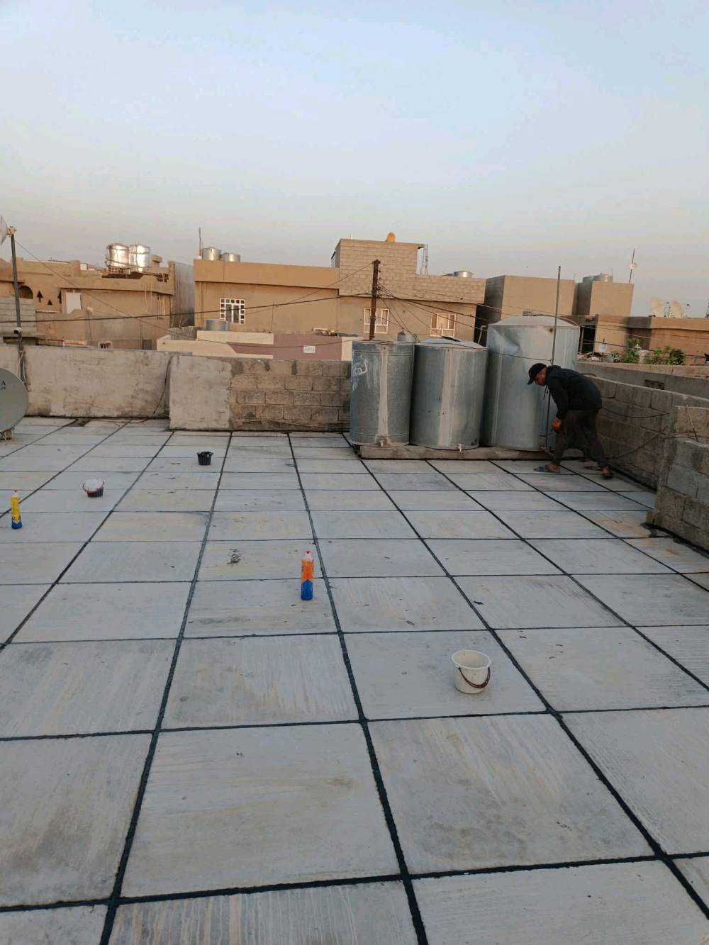 ياالله السلام عليكم اسطه ماستيك وفلانكوت درجة أولى (قلع ماستيك القديم واضافه ماستيك جديد مستوى الشتايكر تزفيت السطح والجدار بل افلانكوت شغل درجة أولى كرسته وعمل كله عليه والي يريد يتصل *********** مامتواجد على فيس