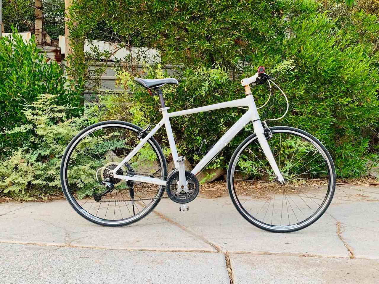دراجة هجين ماركة TREK رياضي أمريكي 🇺🇸 

السعر / 250  / ألف 💵

المعدن / المنيوم خفيف 

الحجم / 28 / فريم عالي

ماشة مطعم بألياف كاربون  

دبل كير فقاس شيمانوا 

كير امامي /3/ نمر شيمانوا 

كير خلفي /8/ نمر شيمانوا 

سستم بالكامل شيمانوا مختم 

ويالة زوم يبقتين المنيوم خفيف  

زوج تايرات كتان اصلي مال شركة

سرج طبي اصلي مريح شيمانوا

دراجة ما ماشية بالعراق حاوية 

كل غراضها أصلية إذا مبدل برغي ترجع 

كلها مختمة وبيها باركود موصفات 

العنوان /موصل_حي_الوحدة 📍

تواصل / *********** / وتساب أو اتصال ☎️ 

يوجد توصيل جميع محافظات العراق 🇮🇶

