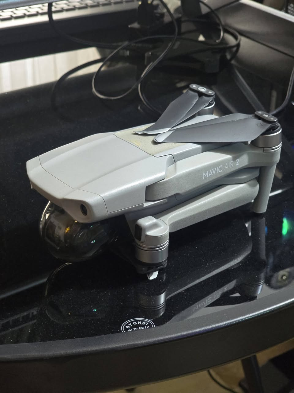 السلام عليكم طيارة درون تصوير ميديا 
للبيع
نوع DJI MAVIC AIR 2 كومبو البطاريا الخاصه بالريموت كونترول يحتاجلها تبديل مع وجود ٣ بطاريات واحدة تعمل ١٠٠ % و ٢ منها ذات كفاءة متوسطة .
للمهتمين هذا رقم التلفون 
***********
