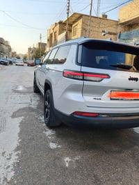 جيب كراند شيروكي فئة AlTitiod  كلين لون رصاصي 7 راكب ماشيه 48 ميل او ق...