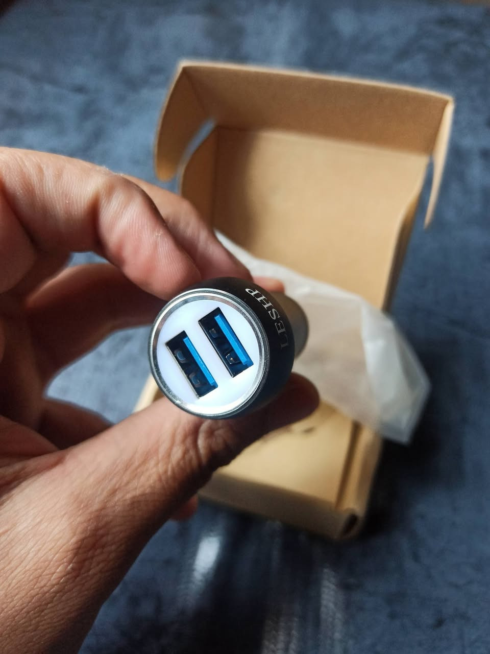 *شاحن سيارة ذكي*  ماركة LESHP.
​ا يحتوي على منفذي USB بشحن مزدوج لتشغيل أو شحن جهازين في نفس الوقت.
​ مصنوعة من الفولاذ المقاوم للصدأ 
​رأس المكبس مطلي بالنحاس 
​هذا الشاحن مصمم ليكون عملياً، متيناً، وفعالاً لشحن أجهزتك الذكية داخل السيارة بأمان 

💰 سعر 7 ألف
للحجز ***********
