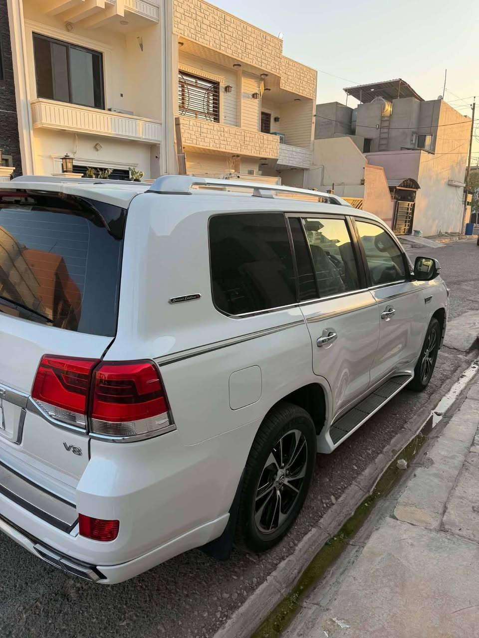 للبيع موديل ٢٠٠٩ محدث ٢١ داخل و خارج صبغ حزام مكينة ٨ سلندر سعر ٢٥٠ نهايته ***********
