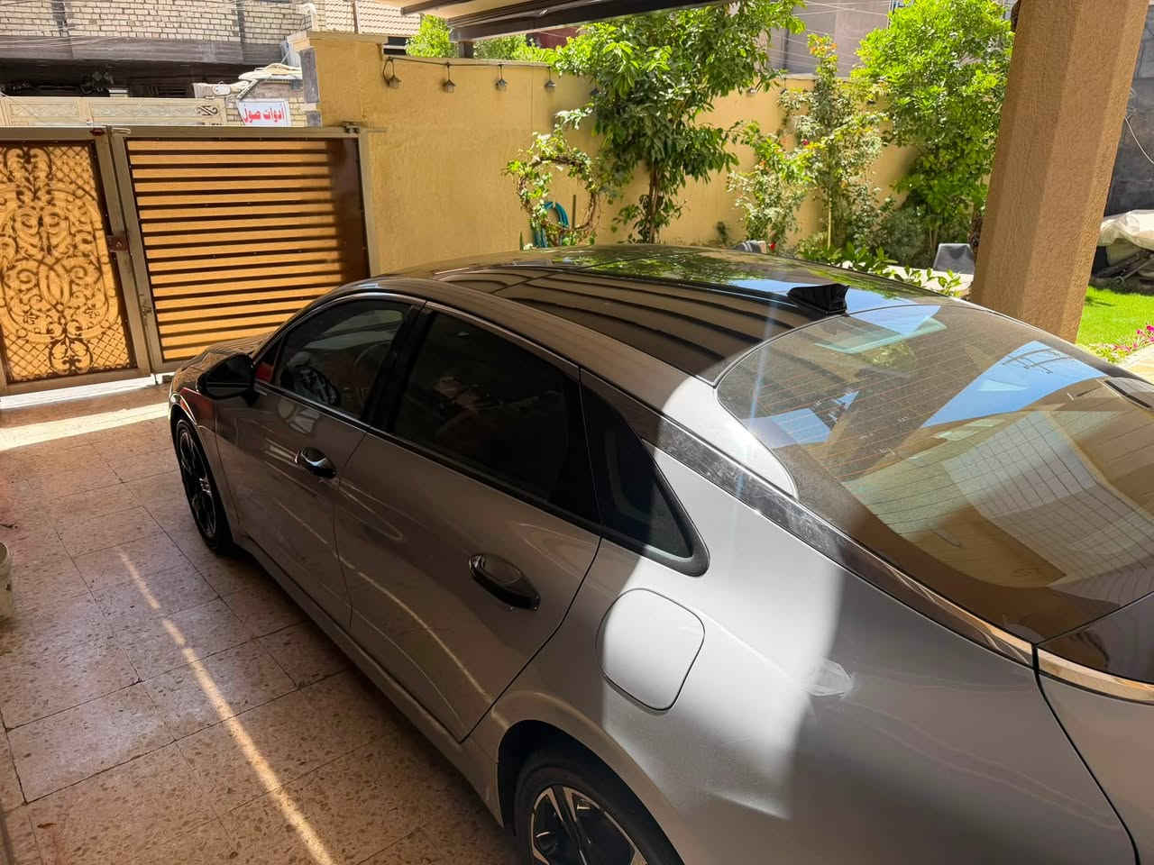السلام عليكم. (k5 2022  gtlien )فول موصفات
• المحرك: 1.6L تيربو

•الممشى (54)(ميل)

• نظام الدفع: “” (دفع “امامي  مستمر)

• السقف: بانوراما بالكامل

• الرادارات: رادارات عدد 5 (نظام أمان متكامل)

• تحديد مسار: رادار تحديد المسار مع خاصية الرجوع للمسار تلقائياً

• القيادة الذاتية: نظام اتباع المسار (LFA)

• مانع اصطدام: رادار أمامي وخلفي مع كبح تلقائي عند الطوارئ

• النقطة العمياء: تنبيه جانبي مع استشعار حركة المرور الخلفية

• الكاميرا: كاميرا خلفية دوارة عالية الدقة

• التشغيل: بصمة تشغيل + تشغيل عن بعد (عن طريق الريموت)

• الشاشة: شاشة كبيرة تدعم Apple CarPlay و Android Auto

• العدادات: شاشة رقمية (ديجيتال) لعرض معلومات القيادة

• الكراسي: جلد GT-Line رياضي (تطريز شعار الشركة)

• التحكم: كراسي كهرباء 

• المقود: ستيرن (مقود رياضي بشكل D-Cut)

• الشحن: شاحن وايرلس (Wireless Charging)

• الإضاءة: LED بالكامل مع نظام الإضاءة العالي التلقائي

• الويلات: رينجات GT-Line حجم 18 رياضية

• الوضعيات: مودات قيادة متعددة (Sport, Normal, Smart, Custom)
الاضافات 
بيها لد داخلي ابواب ودشبول. متغير 
 تخم تاير جديد 
دهن كله ادنول 
بانزين كله محسن 
سيارة جداً  جداً نظيفة 
الضرر: فقط شبر في   الجنطه صبغ

العنوان بغداد السيدية 
 رقم الهاتف *********** 

 السعر (187)وبيها مجال 
 سيارة جداً جداً نظيفة ومانقصها ايشي
