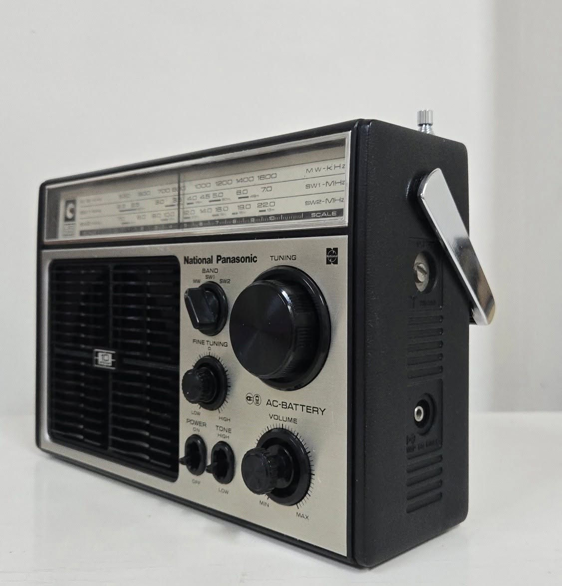 National Panasonic
ياباني الصنع صناعه السبعينات
الاخ الاصغر للخمس موجات قطعه نادره بهيجي نظافه 
الاداء ممتاز سحب جيد جداً وحاله الجهاز موضحه في الصور
للاستفسار مراسله الصفحه
***********
