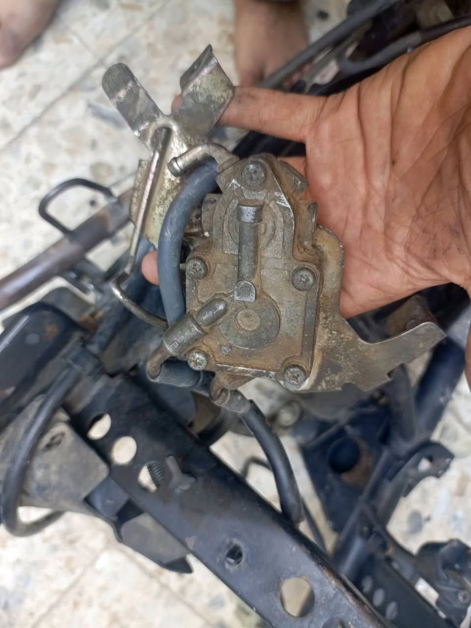 سلام عليكم مو جوه سوك جوة قندرة هههههههههههه 
اكسل ب 25 تعال افتح 

كور نضيف من كلشي ب 30 

صدر مال نثيه نضيف ب 15
 
ستين و ماكشه و شاصي مال نثيه ب 25 

ضفيرة اله تبجي مفولهههههههه ويها كويل و عقل و جوزة ب 40 كلشششششش نضيفه 
 
💥 بغداد مدينة صدر كيارة عندي توصيل جميع محافظا 💥

ويل امامي و بي تاير نضيف 90% ب 40 جاي نباع بس تاير ب 30 والله 

بس ويل خلفي ب 25 

سواد مال نثيه نضيف يخبل ب 20  بطن و كاعيه و ماكان الباتري هم 

فاكيوم اله يموت مال تفصيخخخخخخخخخخخخخخخخخخخخخخ بحت 
30 اله عوجان 
جنطه مال فحل ب 15 

عندي عقل ثنين مال نثيه الواحد على 20 على شغل هم 
0774956915

نص مكتوب في الصور:
- بيها هذا كسر بس اي تاثير ماكو اهل مصلحه يعرفون