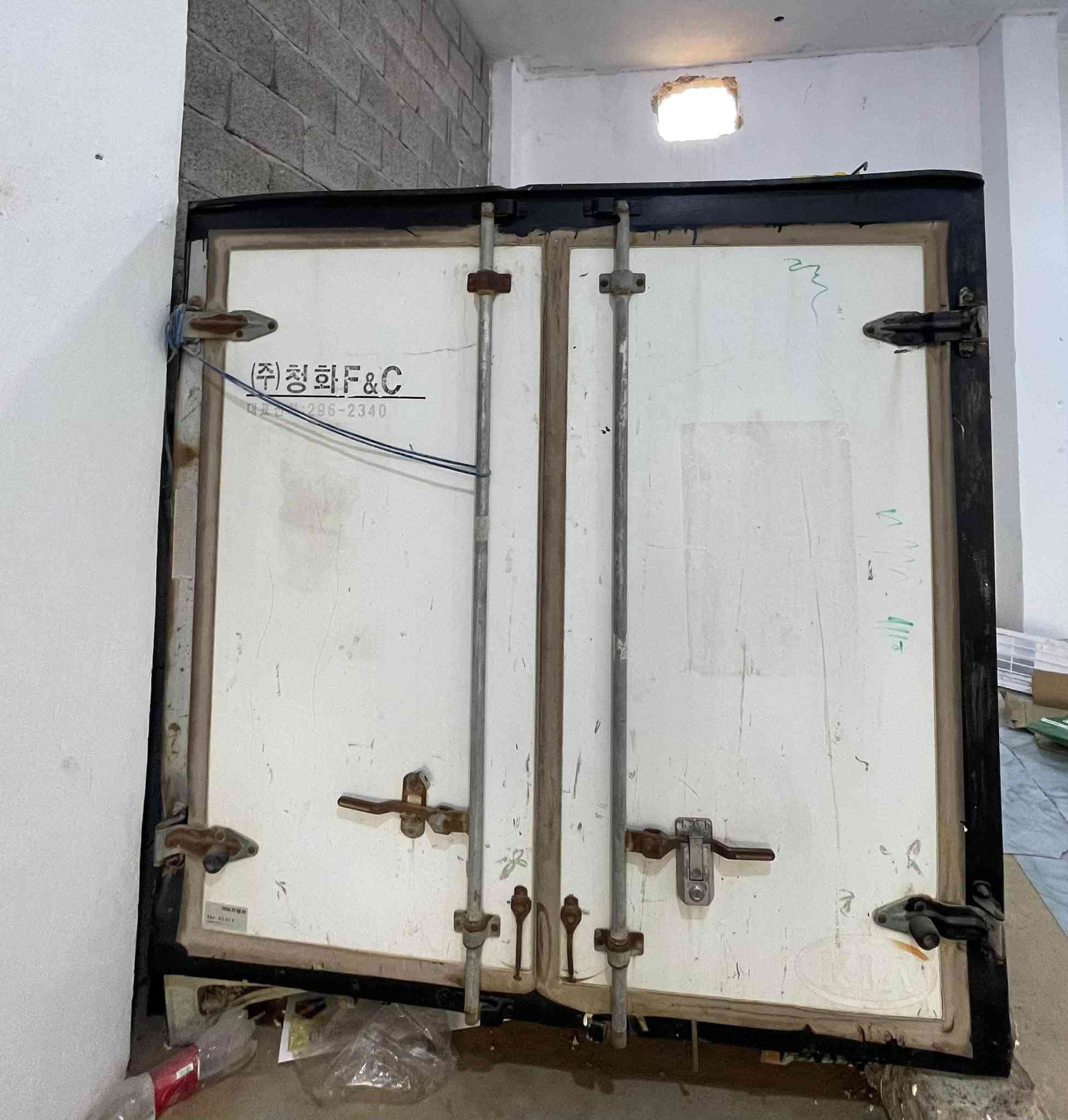 سلام عليكم ورحمة الله وبركاته 
براد ارضي مال كيه مشكل منضومه ٢طن ونص 

يجيب درجه صفر ويتحول تجميد تواصل ***********
