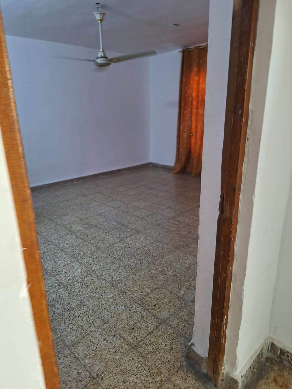 🏠 بيت للإيجار – موقع مميز جداً

📍 حي الشرطة – على شارع 40 مباشر
📌 مقابل مول طيبة

🏢 الطابق الثاني – بيت كامل ومعزول، وليس شقة
📐 المساحة: 400 متر

✨ يحتوي البيت على:
🛏️ غرفتين نوم
🛋️ صالة
🚿 حمام + تواليت
🍳 مطبخ
🌤️ سطحين: سطح الطابق الأول + سطح الطابق الثاني
🚪 مدخل مستقل وباب خاص
🪜 درج مريح ومستقل
⚡ خط مولد
💧 بوستر مي
✅ كلشي جاهز للسكن

💰 الإيجار: 350 ألف دينار شهرياً
👨‍👩‍👧 مطلوب عائلة صغيرة فقط

📸 الصور والفيديوات متوفرة على الخاص.

📞 للاستفسار:
☎️ ***********
📱 واتساب: ***********

🏡 الرحمة للعقار — للبيع والإيجار

