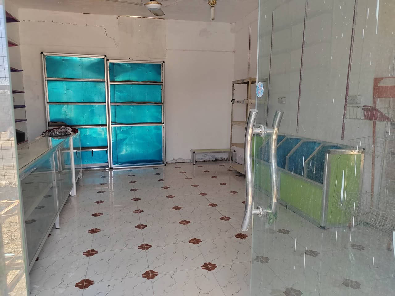 محلات البيع 3 محلات مسلح جاهزات من كلشي 
المحل الواحد 7×4 صافي 
المكان المزاك كيلو 4 
الاستفسار الاتصال على الرقم ***********
