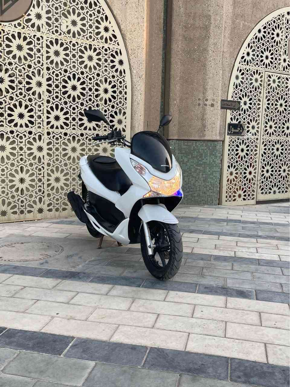 دراجه pcxجيل اول مكينه 125ماشيه ٢٩الف  دراجة  كلها ابلاديه شرط النضافه دراجهة مال رمبه مال معرض المديل 2016 ماخذها رمبه اوراق المعرض موجوده يعني مو مال شارع 
حساس ازدحام سويجات ٢ الدراجه كفاله عامه الدراجه على ايدي شوفت عينك ياباني الاصليJF جديده مكاني بغداد السعر ١٥٥٠لاتصال *********** بغداد, العراق
