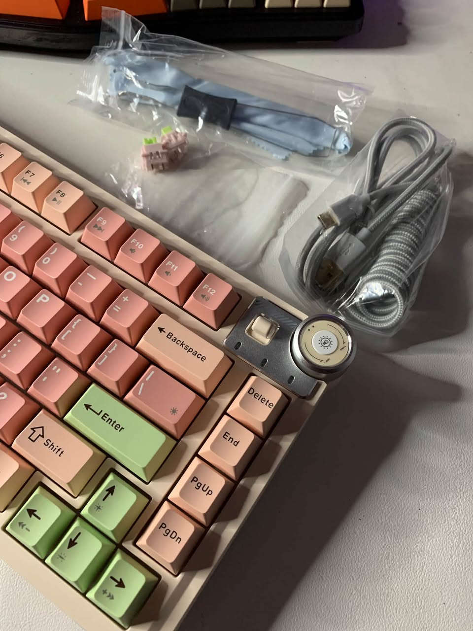 #متوفر جماعة f75 اطبك على صفحة😉
 
 🔥Lingbao mk75🔥
ميكانيكل كيبورد 
نوع الاسويتج outemu silent lemon v3🔥

💯Rgb متعدد الانماط قابل للتخصيص 

💯Rgb من الجوانب + rgb عتلة الصوت
وايرلس 2.4+bt+wired شنو يعجبك

كي كابس مميز  كلش وصوت رهيب

نضام تشغيل عتلة بشكل مميز

معدل الاستجابة يصل الى1000HZ

5 طبقات ماص للصدمات وصوت داخلي رهيب

من ملحقاته ✨
(كيبل تايب سي ملتف+ اسويتجات عدد2 + قالعة كي مابس واسويتجات + فرشة تنضيف وقطعة تنضيف قماش )💯
.
السعر 40 الف بلاش 
التوصيل لجميع المحافظات 5 الف
