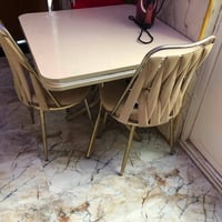 طاولة طعام • فرن كهربائي • نظيف