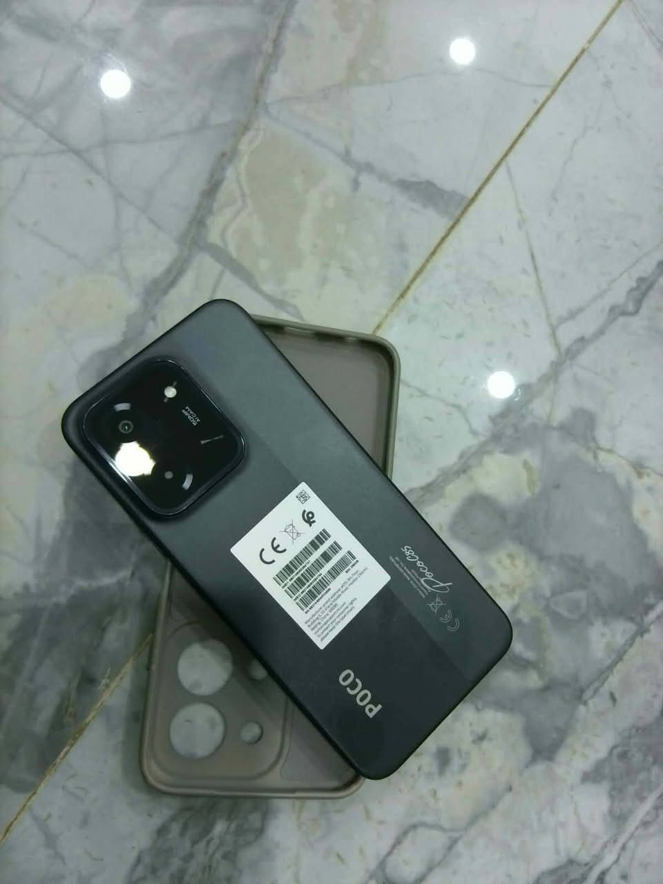 السلام عليكم
بوكو c85 

📱 الشاشة:شاشة عملاقة بحجم 6.9 بوصة من نوع IPS LCD.تدعم معدل تحديث سلس جداً يصل إلى 120 هرتز لتصفح سريع بدون تعليق.

دقة الشاشة HD+ (1600×720).

💾 الذاكرة والتخزين:ذاكرة داخلية ضخمة بسعة 256 جيجابايت.ذاكرة عشوائية (رام) بحجم 8 جيجابايت (مع إمكانية توسيع الرام افتراضياً).

🔋 البطارية والشحن:بطارية ضخمة جداً بسعة 6000 مللي أمبير تدوم معك طوال اليوم وزيادة.

تدعم الشحن السريع بقوة 33 واط.

⚙️ الأداء والنظام:المعالج: MediaTek Helio G81-Ultra ثماني النواة، ممتاز للتطبيقات والألعاب.

نظام التشغيل: واجهة شاومي الحديثة والأحدث Xiaomi HyperOS 2.📸 الكاميرا:الكاميرا الخلفية: رئيسية بدقة 50 ميجابكسل لصور واضحة.

الكاميرا الأمامية (السيلفي): بدقة 8 ميجابكسل.

✨ ميزات إضافية:مقاومة رذاذ الماء والغبار بمعيار IP64.يدعم تقنية NFC وبصمة الإصبع الجانبية.

تواصل ***********
سعر 200 بيه مجال  للعلم مستخدم سبوعين فقط
